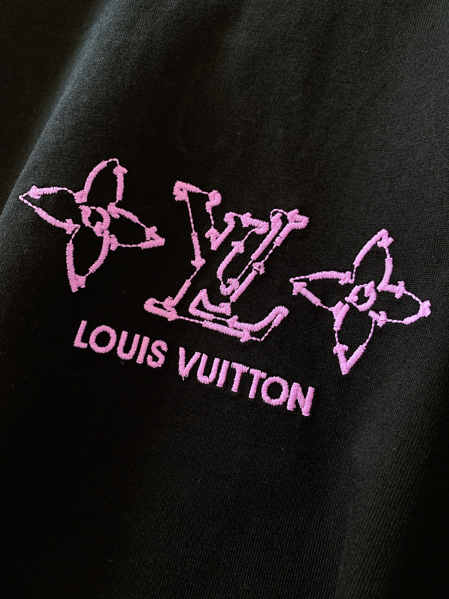 
LouisVuitton 路易威登 刺绣图案短袖
重磅级尤物单品，官网在售系列。奢侈一线大牌的御用面料