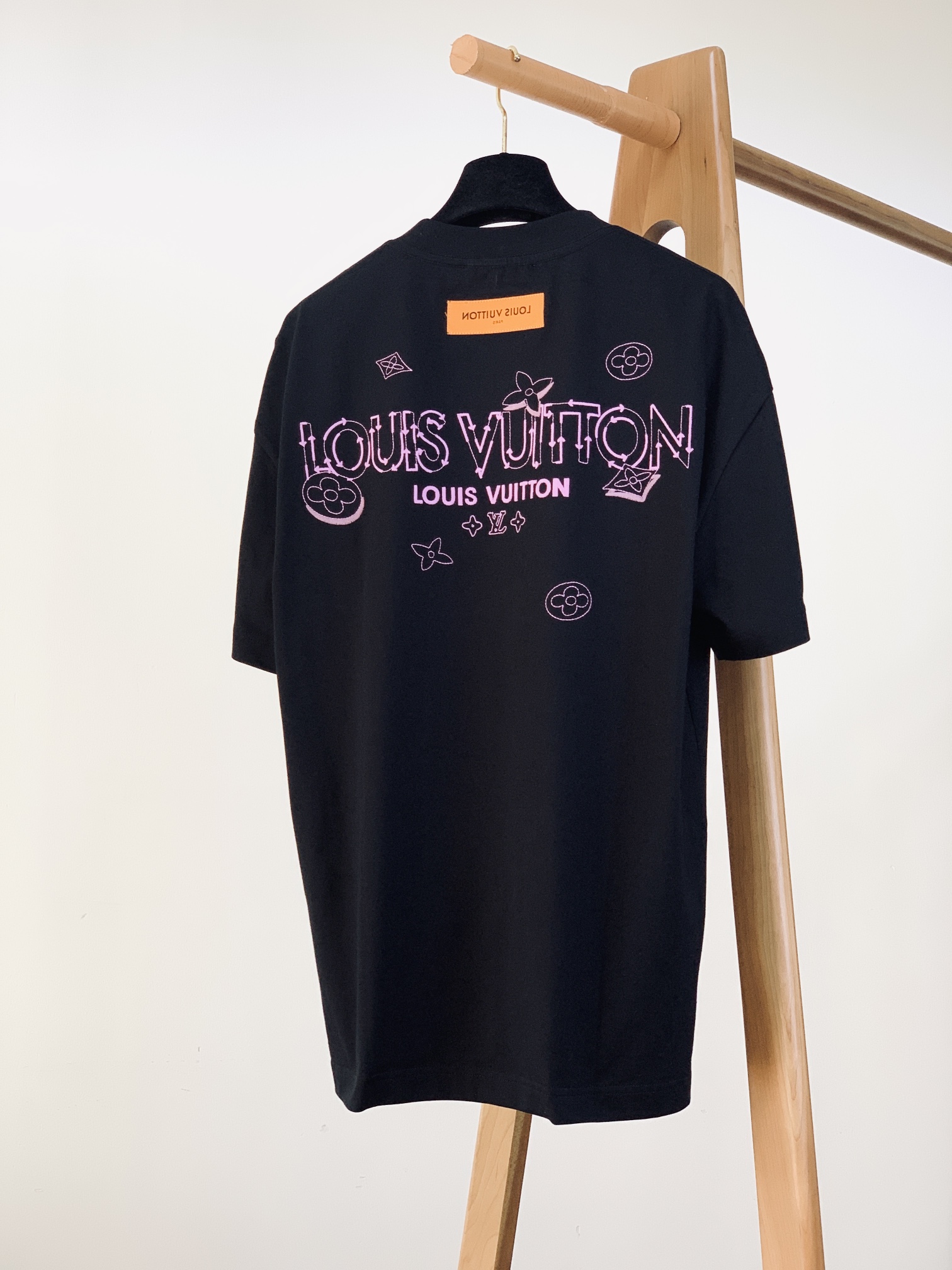
LouisVuitton 路易威登 刺绣图案短袖
重磅级尤物单品，官网在售系列。奢侈一线大牌的御用面料