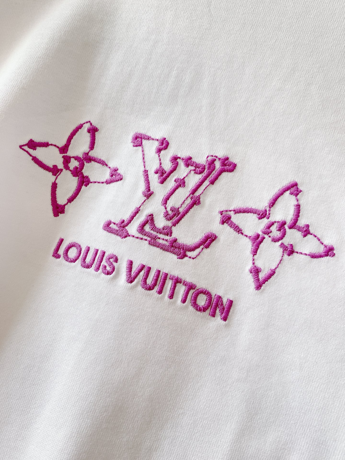 
LouisVuitton 路易威登 刺绣图案短袖
重磅级尤物单品，官网在售系列。奢侈一线大牌的御用面料
