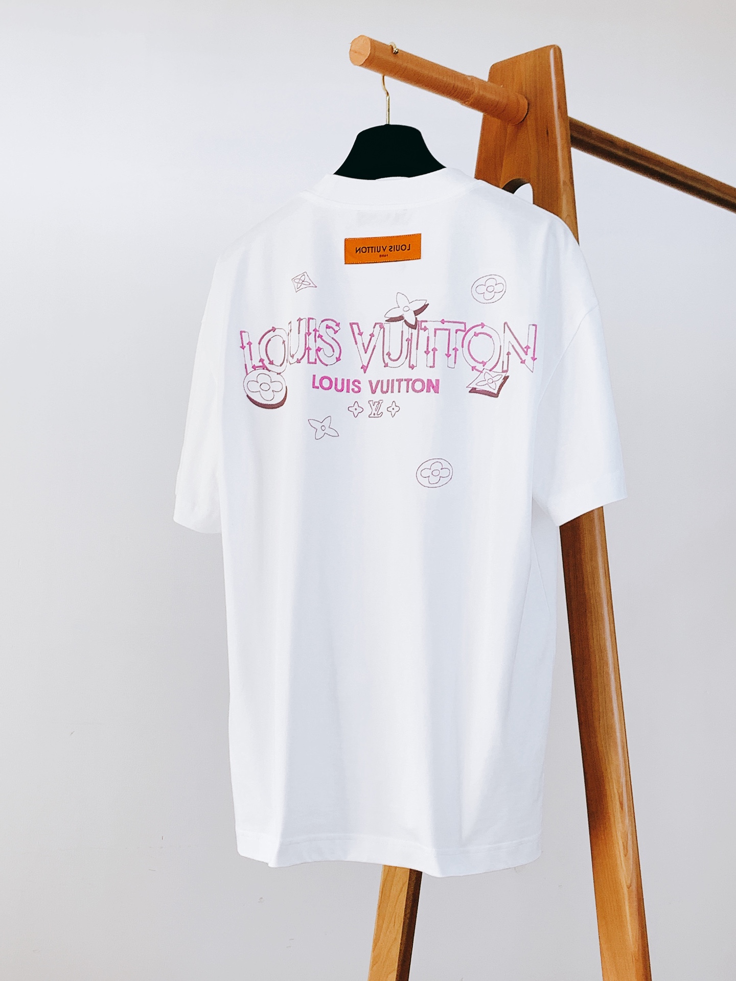 
LouisVuitton 路易威登 刺绣图案短袖
重磅级尤物单品，官网在售系列。奢侈一线大牌的御用面料