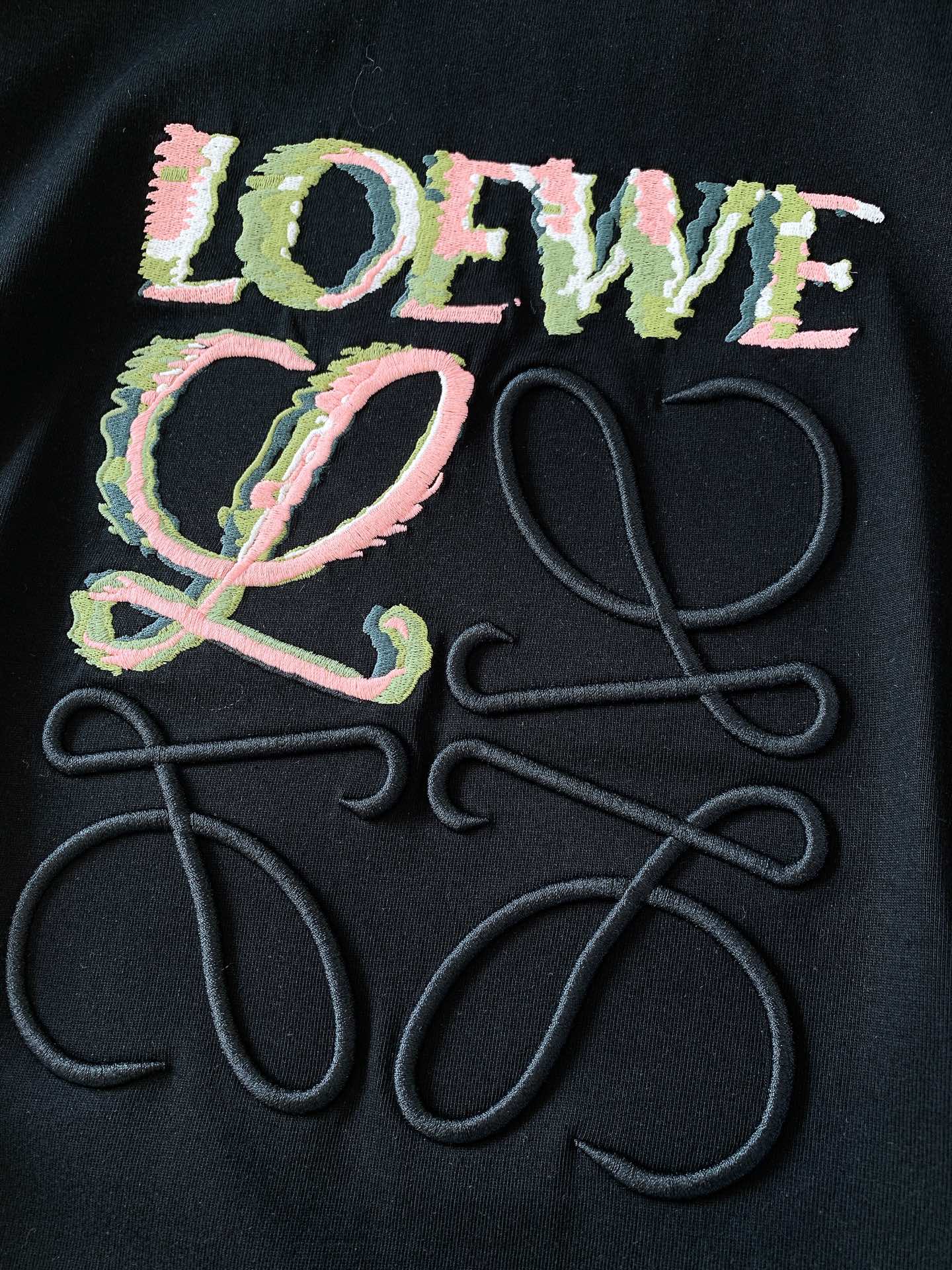 
Loewe 罗意威 2025SS春夏新品
时尚界的宠儿！尽显奢华品质。甄选优质面料打造，奢华与时尚的完