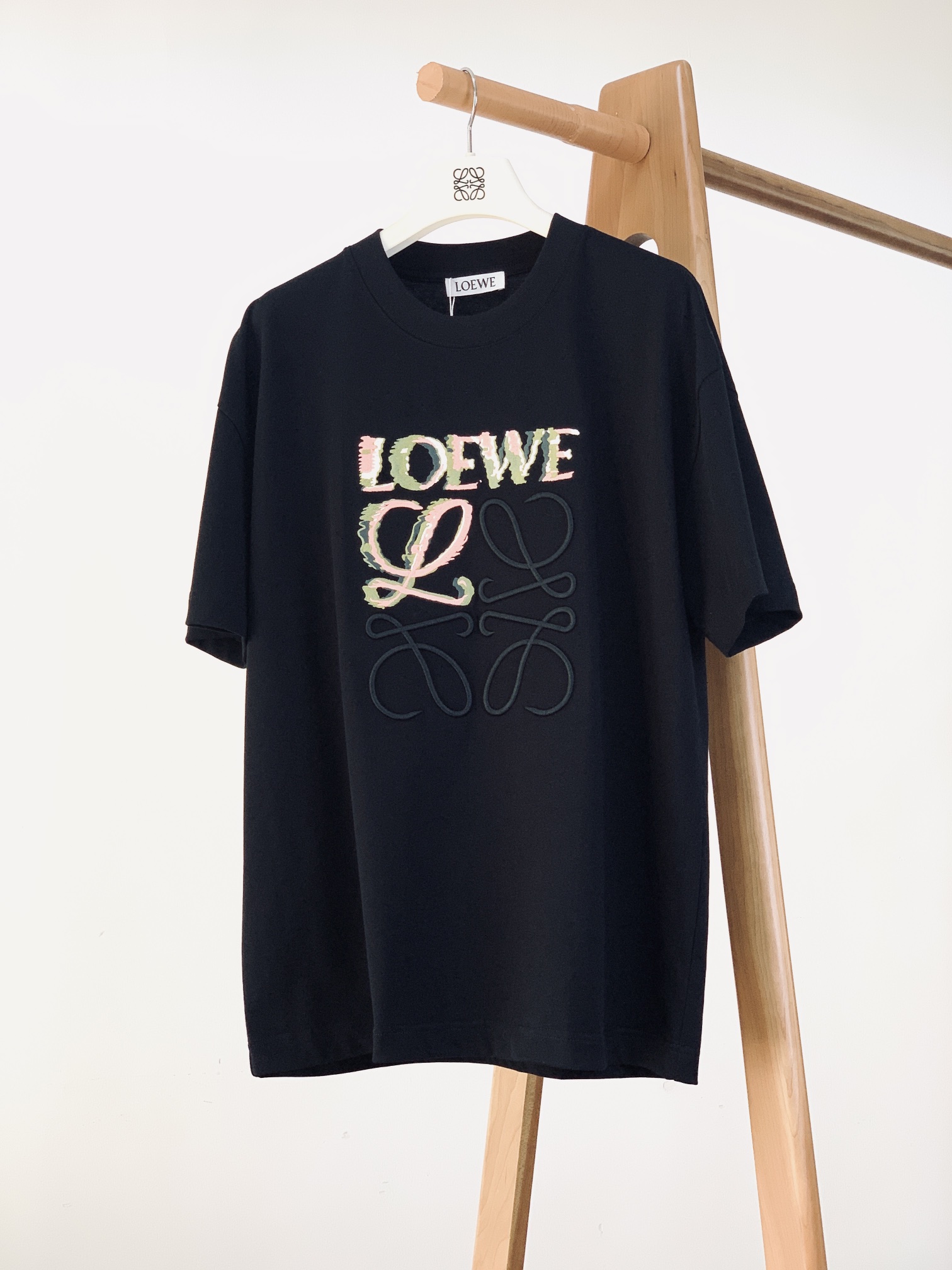 
Loewe 罗意威 2025SS春夏新品
时尚界的宠儿！尽显奢华品质。甄选优质面料打造，奢华与时尚的完