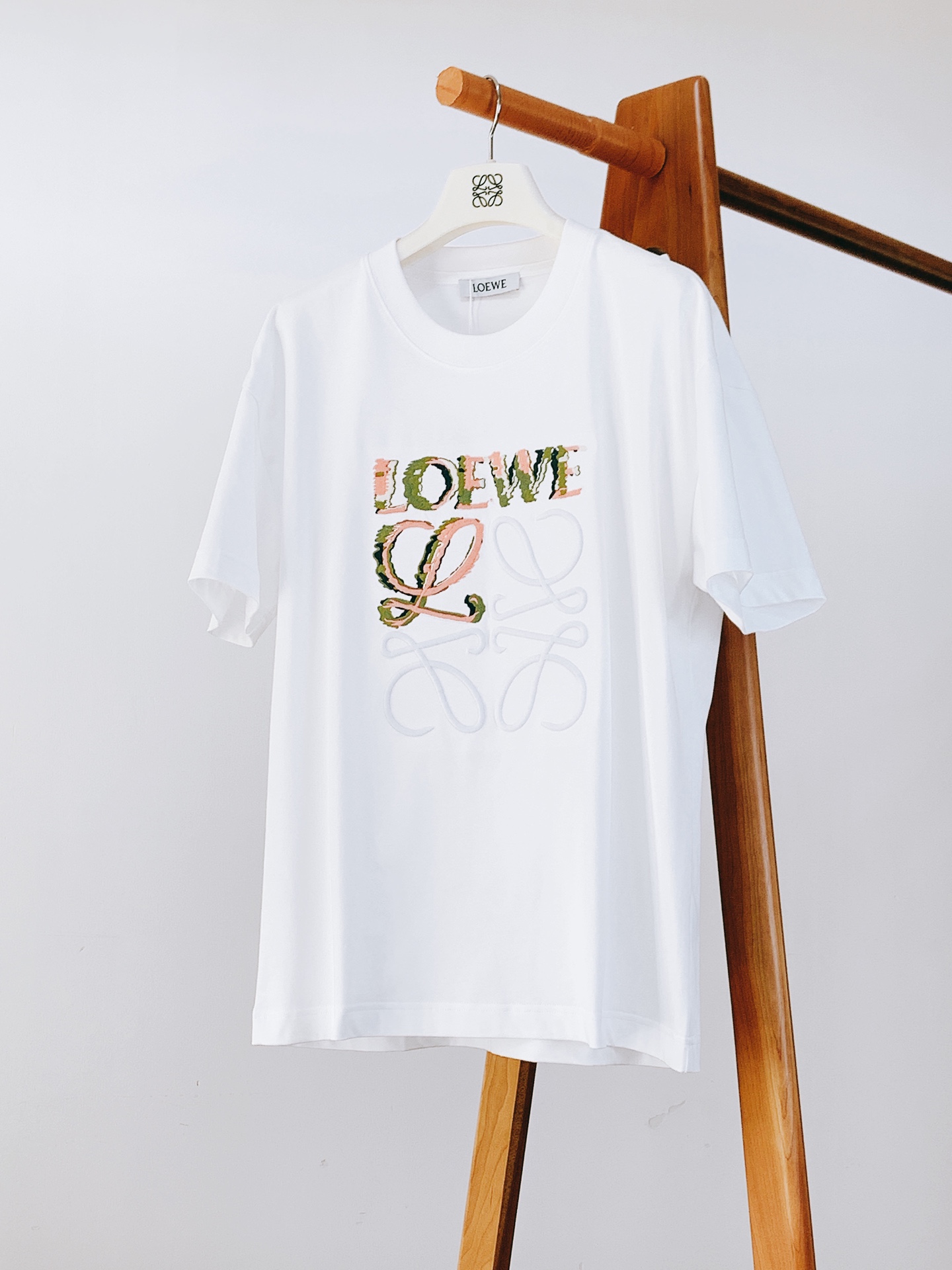 
Loewe 罗意威 2025SS春夏新品
时尚界的宠儿！尽显奢华品质。甄选优质面料打造，奢华与时尚的完