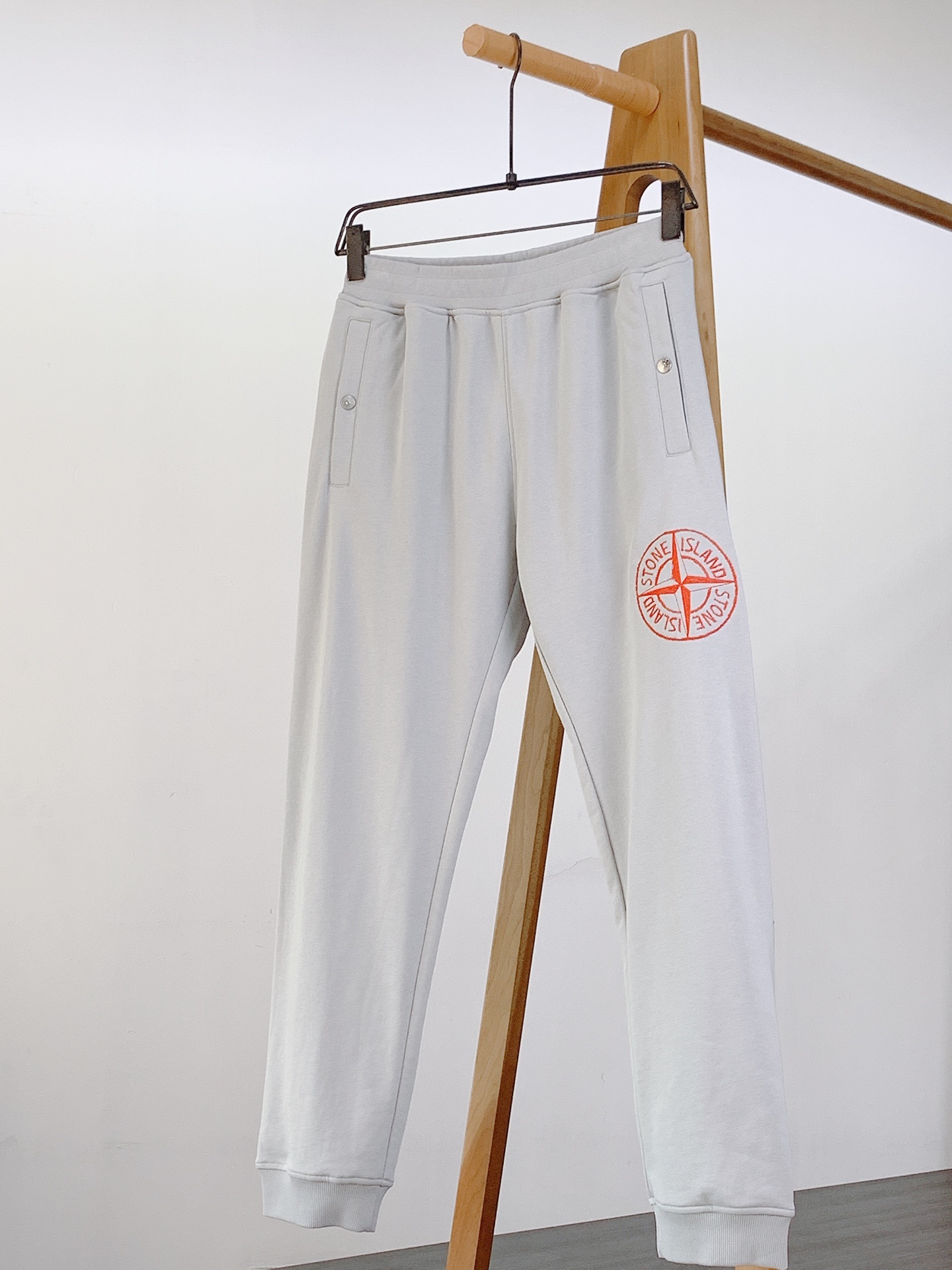 Stone Island 石头岛 纯棉休闲裤
上等棉花原料,定织定染而成,经过酵素洗工艺,将面料蜕变成
