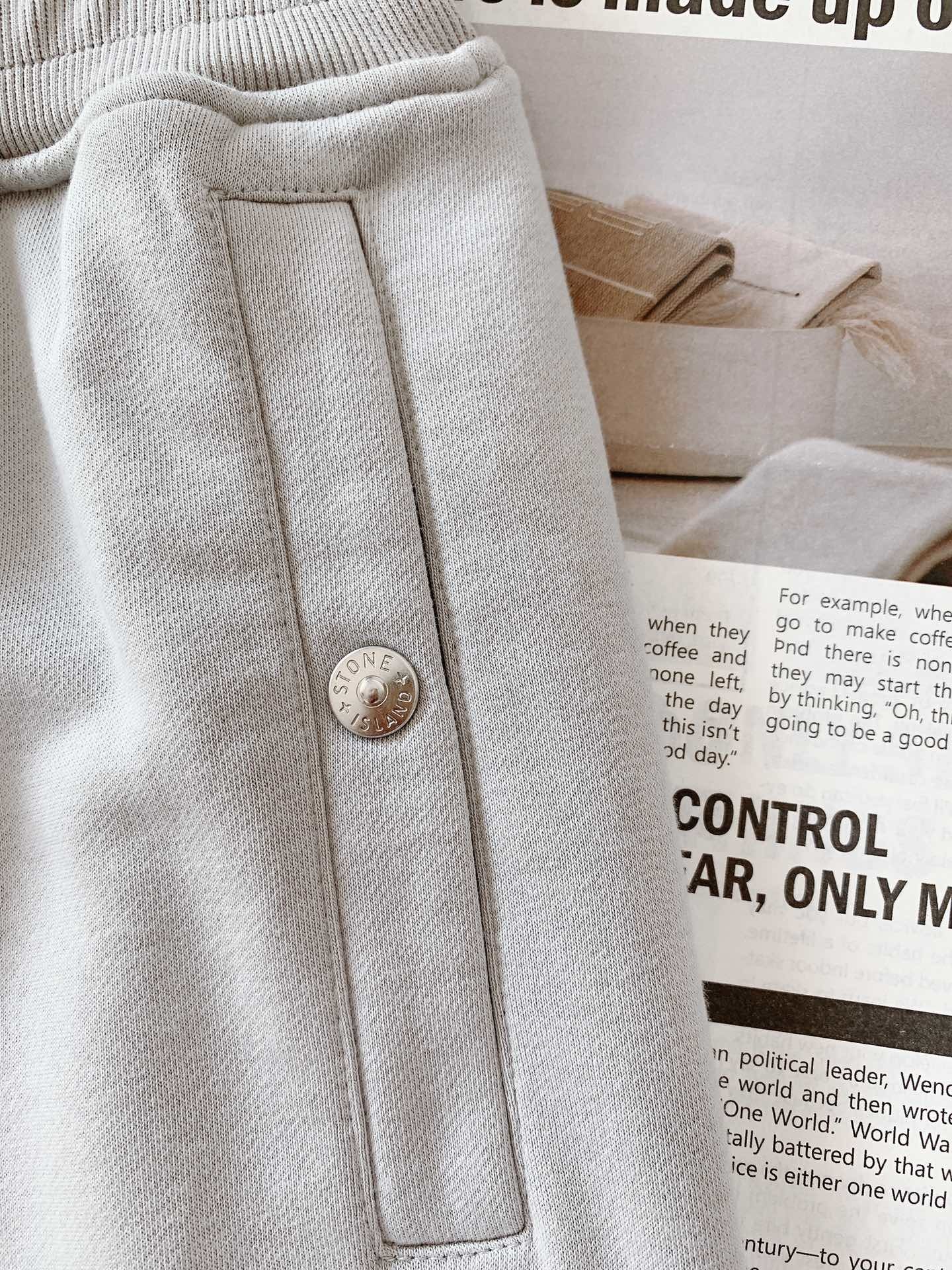 Stone Island 石头岛 纯棉休闲裤
上等棉花原料,定织定染而成,经过酵素洗工艺,将面料蜕变成
