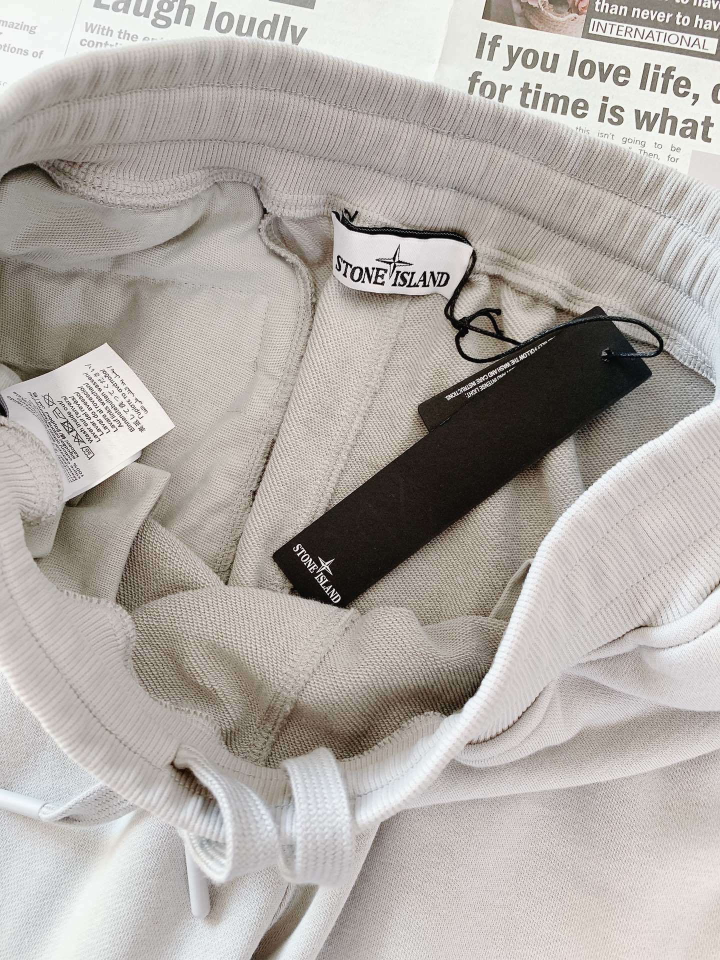 Stone Island 石头岛 纯棉休闲裤
上等棉花原料,定织定染而成,经过酵素洗工艺,将面料蜕变成
