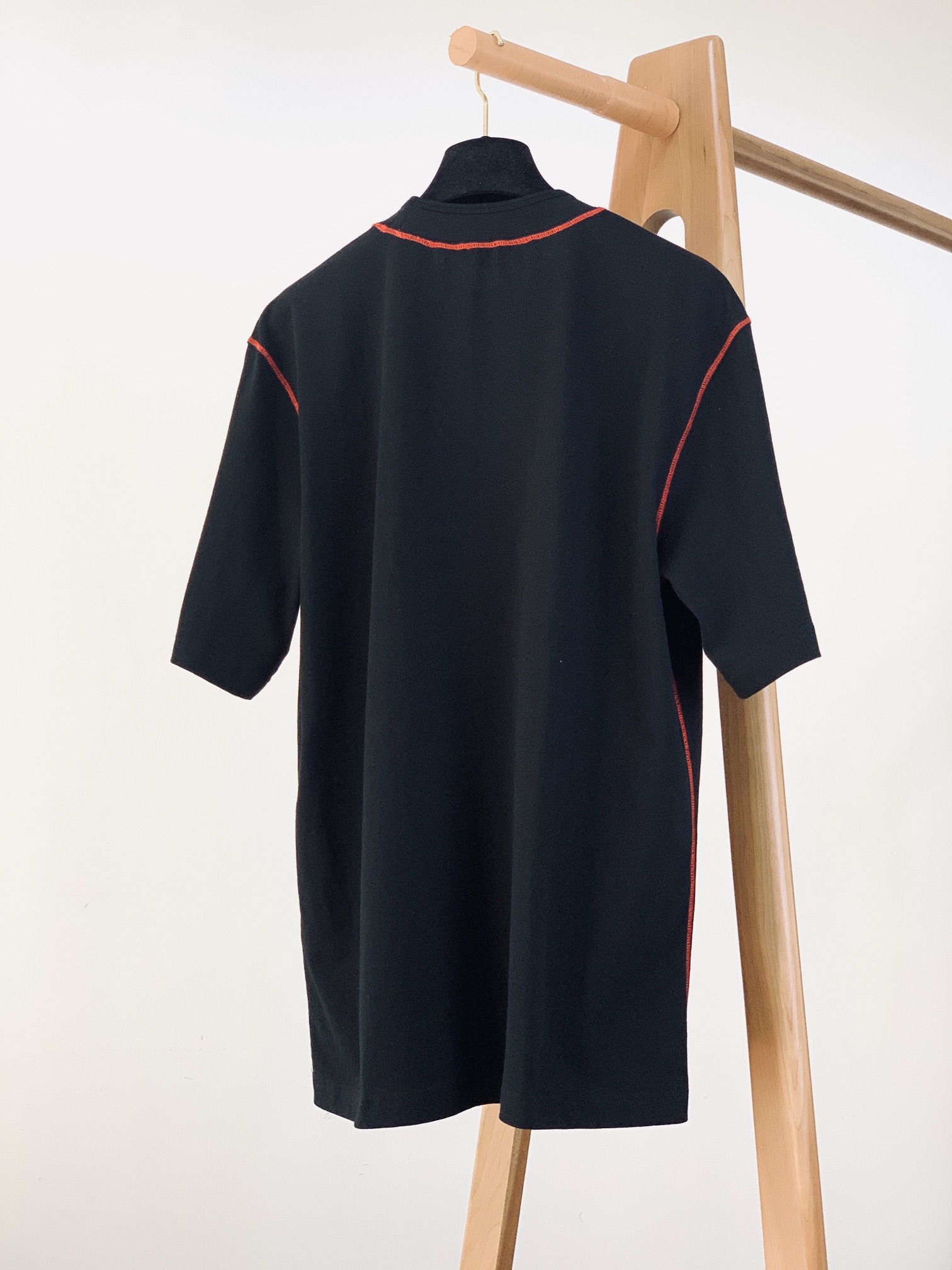 
Stone Island 石头岛  纯棉短袖
上等棉花原料，经过百年工坊重磅定织定染而成，经过酵素洗工