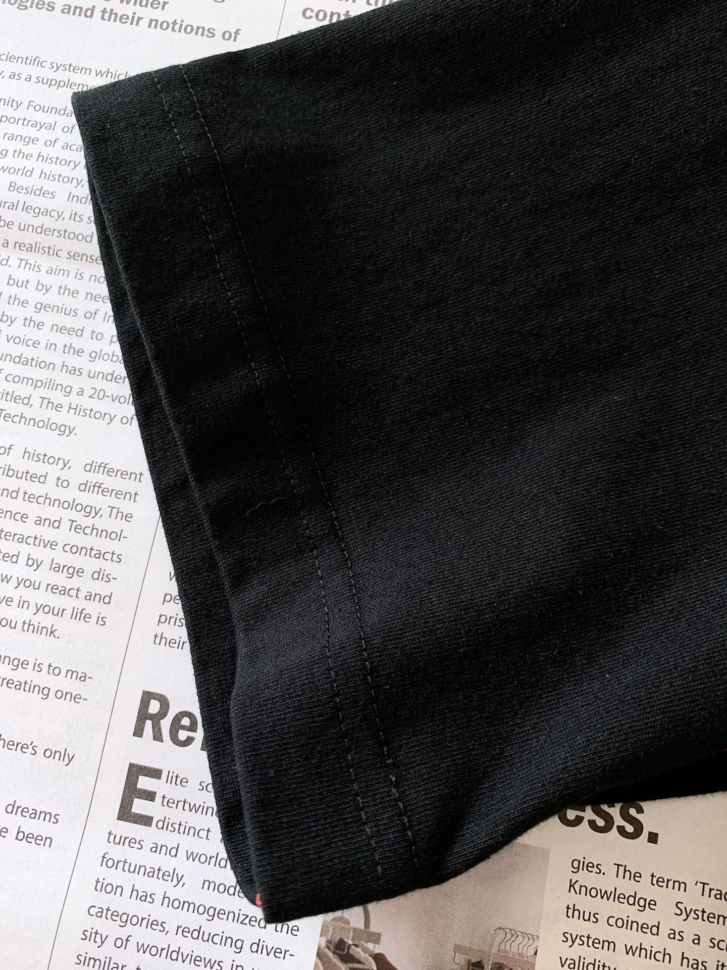 
Stone Island 石头岛  纯棉短袖
上等棉花原料，经过百年工坊重磅定织定染而成，经过酵素洗工