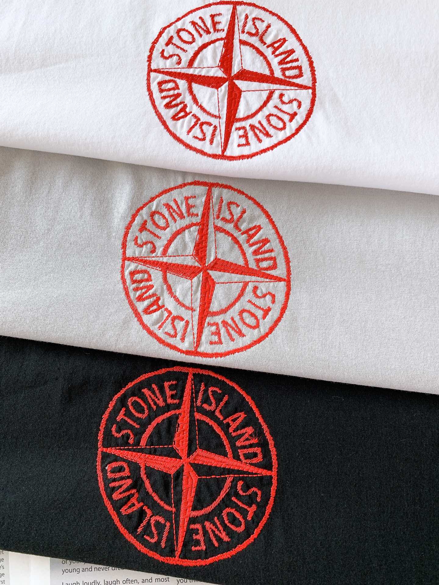 
Stone Island 石头岛  纯棉短袖
上等棉花原料，经过百年工坊重磅定织定染而成，经过酵素洗工
