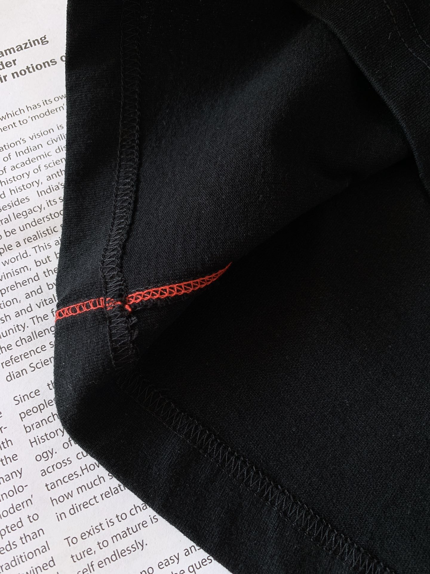 
Stone Island 石头岛  纯棉短袖
上等棉花原料，经过百年工坊重磅定织定染而成，经过酵素洗工
