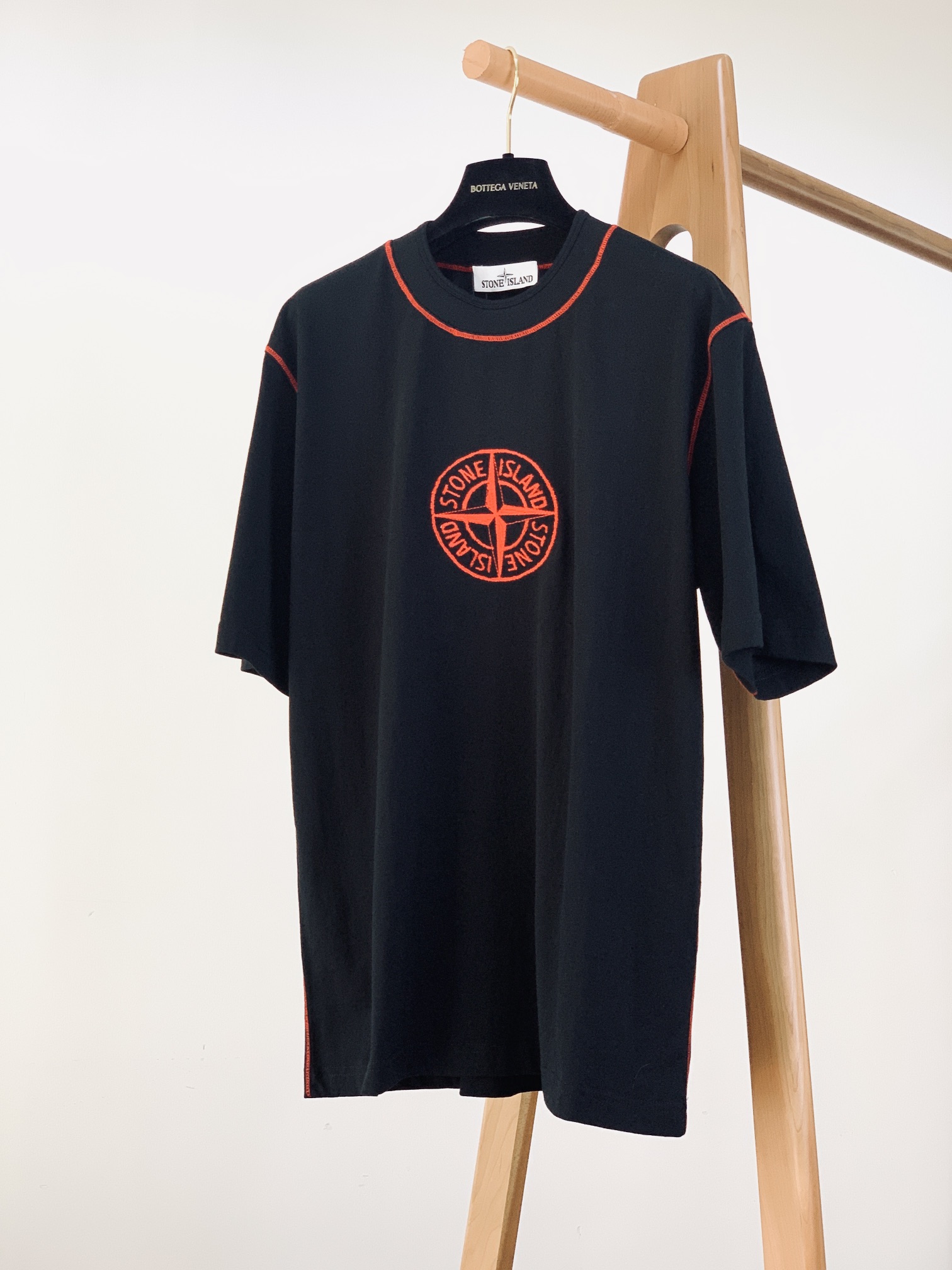 
Stone Island 石头岛  纯棉短袖
上等棉花原料，经过百年工坊重磅定织定染而成，经过酵素洗工