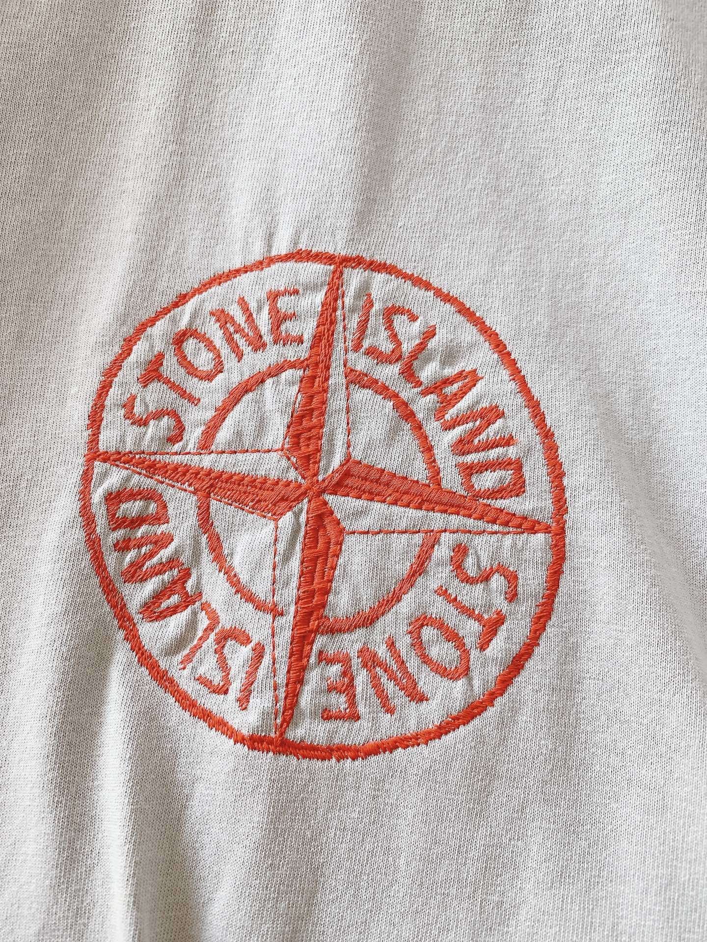 Stone Island 石头岛 纯棉短袖
上等棉花原料,经过百年工坊重磅定织定染而成,经过酵素洗工