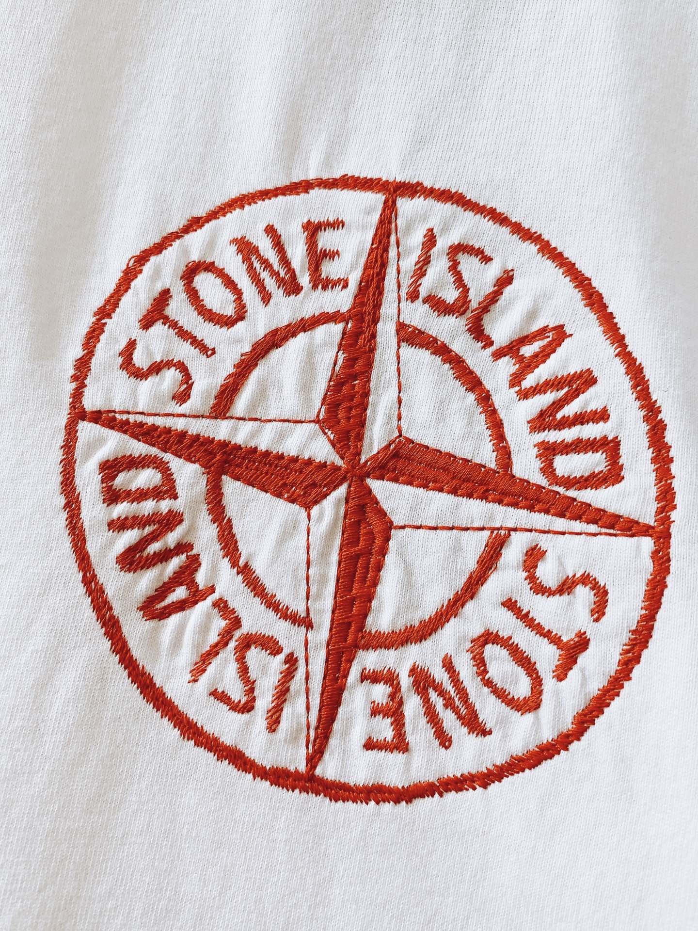 
Stone Island 石头岛  纯棉短袖
上等棉花原料，经过百年工坊重磅定织定染而成，经过酵素洗工