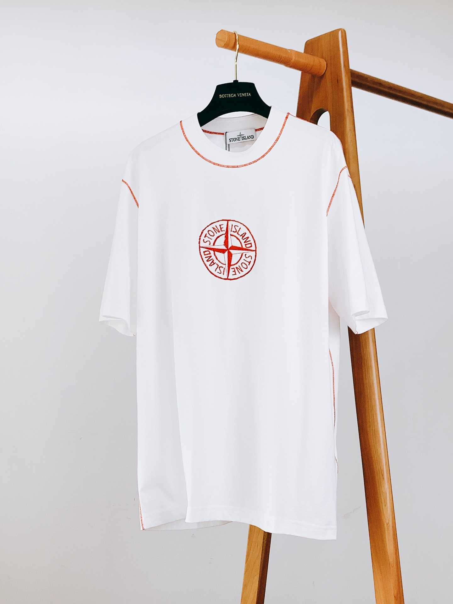 
Stone Island 石头岛  纯棉短袖
上等棉花原料，经过百年工坊重磅定织定染而成，经过酵素洗工