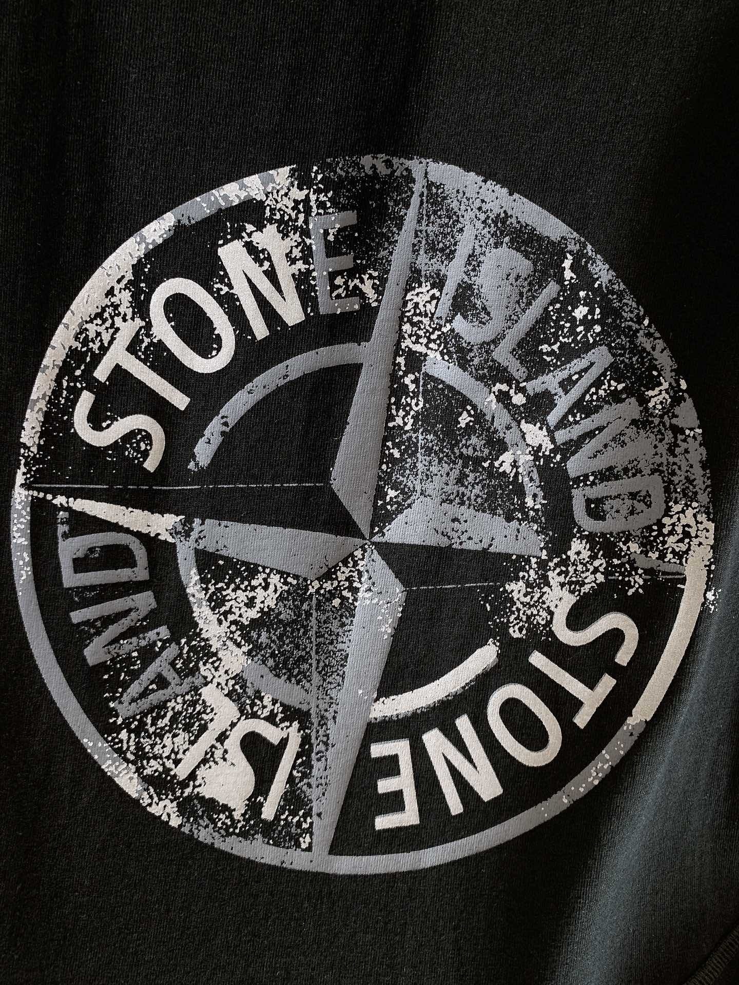 Stone Island 石头岛 纯棉印花短袖 极简但锁边很有细节….轻洗水更舒服贴身。定制32支双股