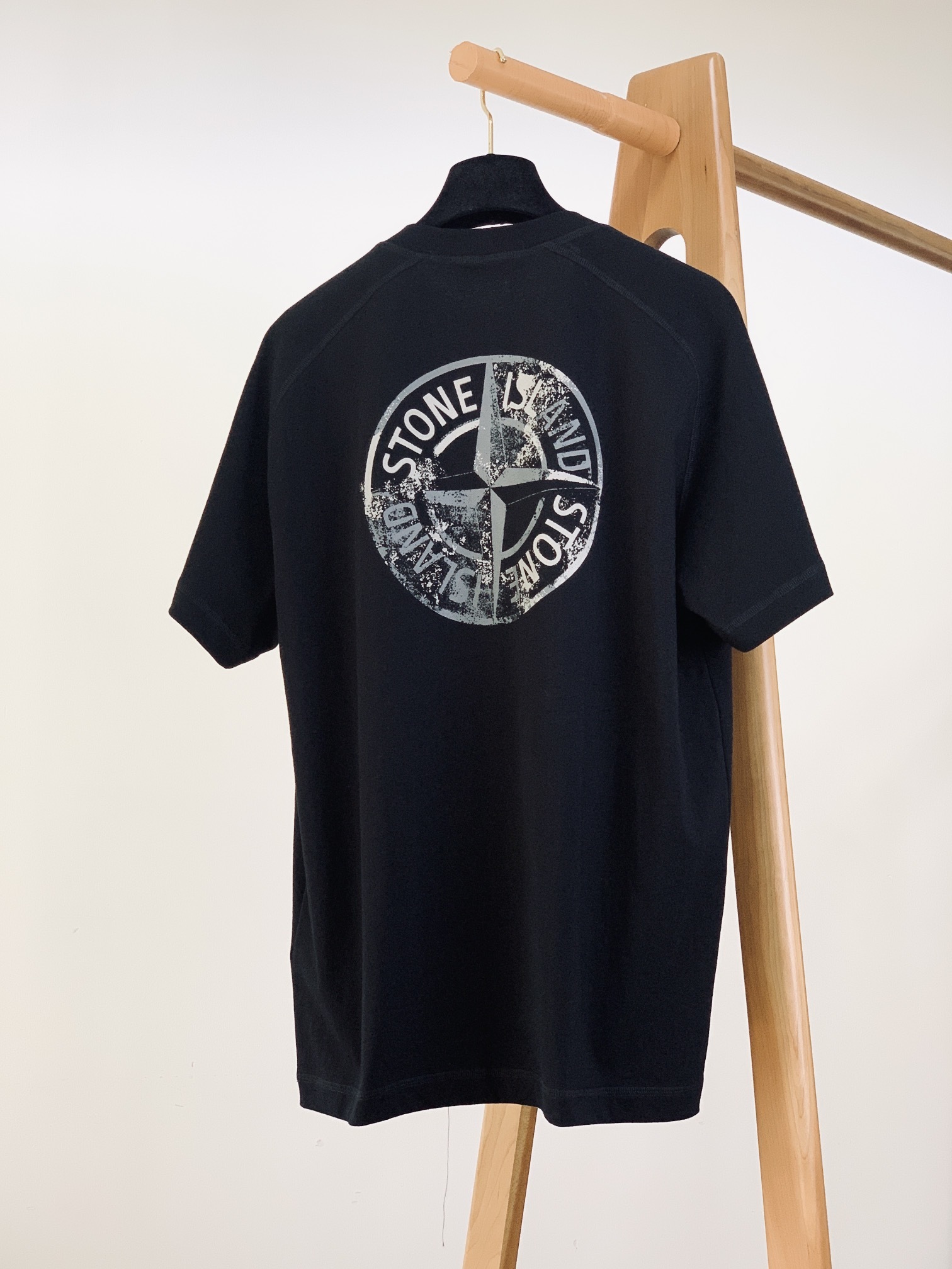 Stone Island 石头岛 纯棉印花短袖 极简但锁边很有细节….轻洗水更舒服贴身。定制32支双股