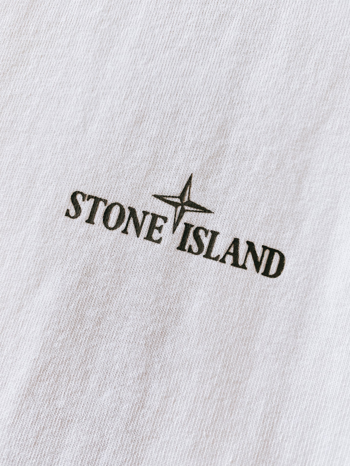 
Stone Island 石头岛 纯棉印花短袖 极简但锁边很有细节….轻洗水更舒服贴身。定制32支双股