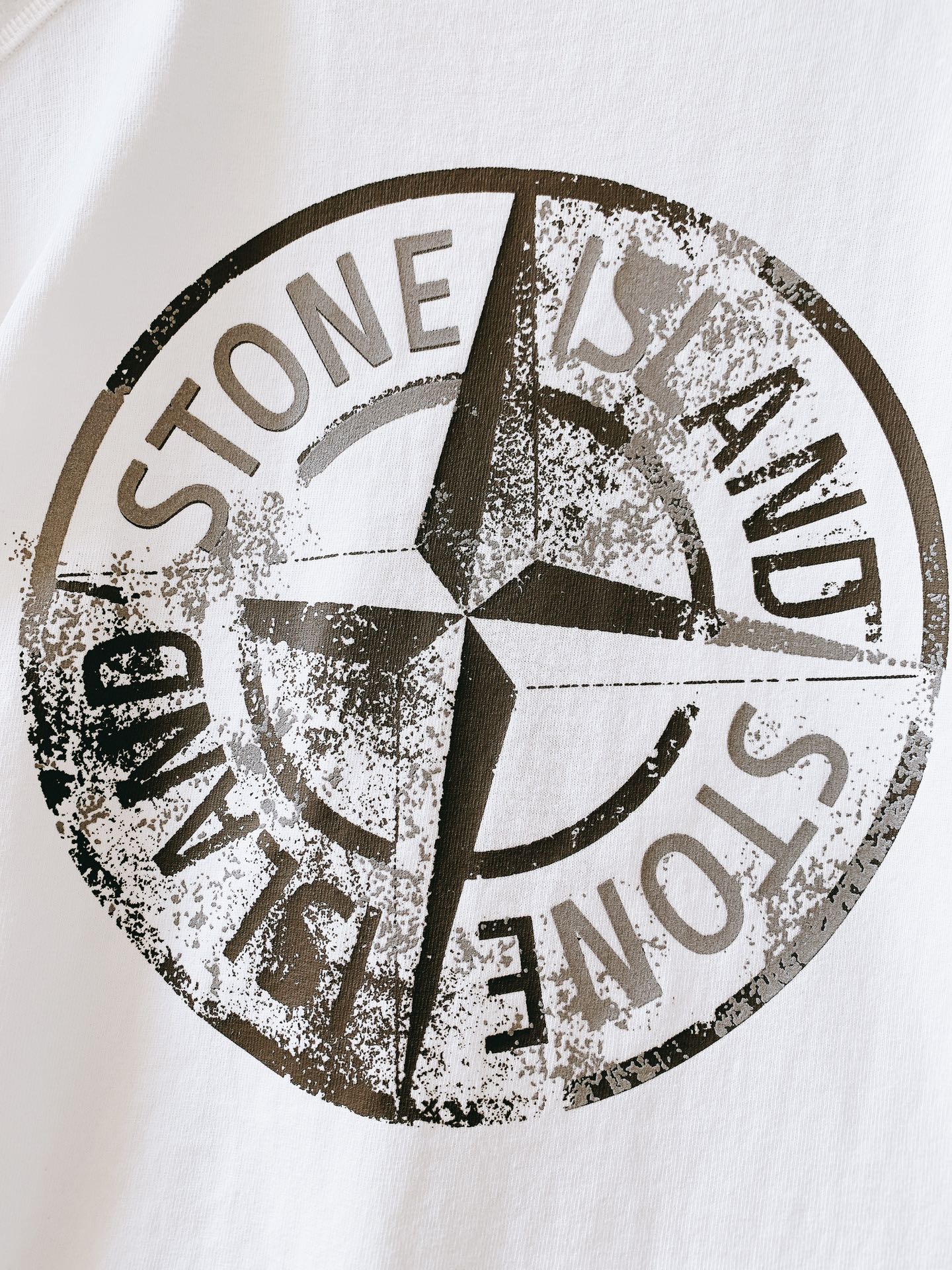 
Stone Island 石头岛 纯棉印花短袖 极简但锁边很有细节….轻洗水更舒服贴身。定制32支双股