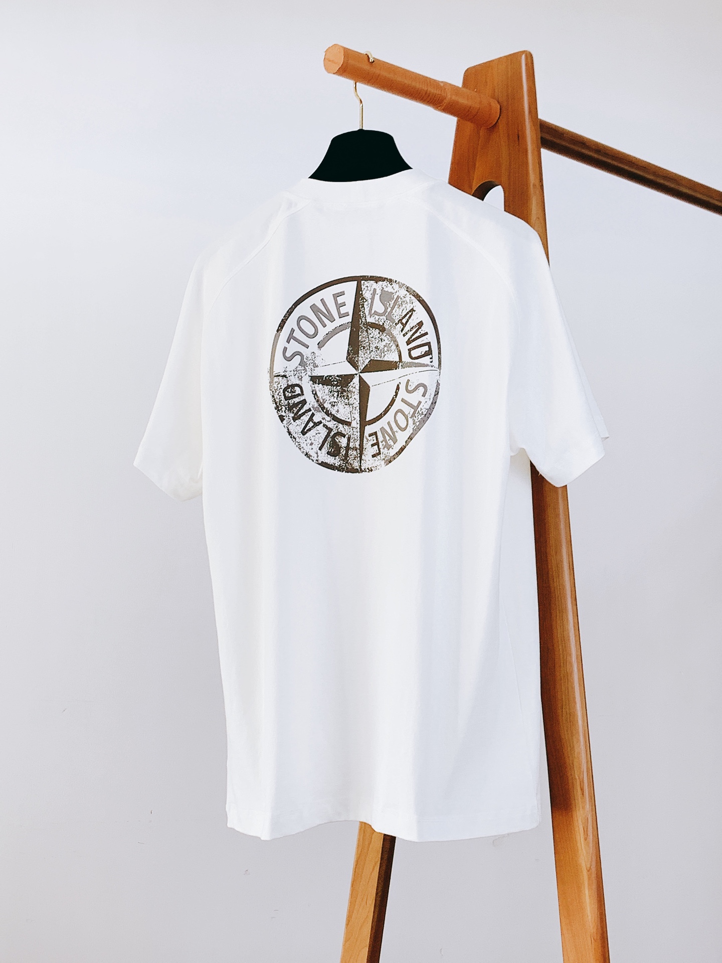 
Stone Island 石头岛 纯棉印花短袖 极简但锁边很有细节….轻洗水更舒服贴身。定制32支双股