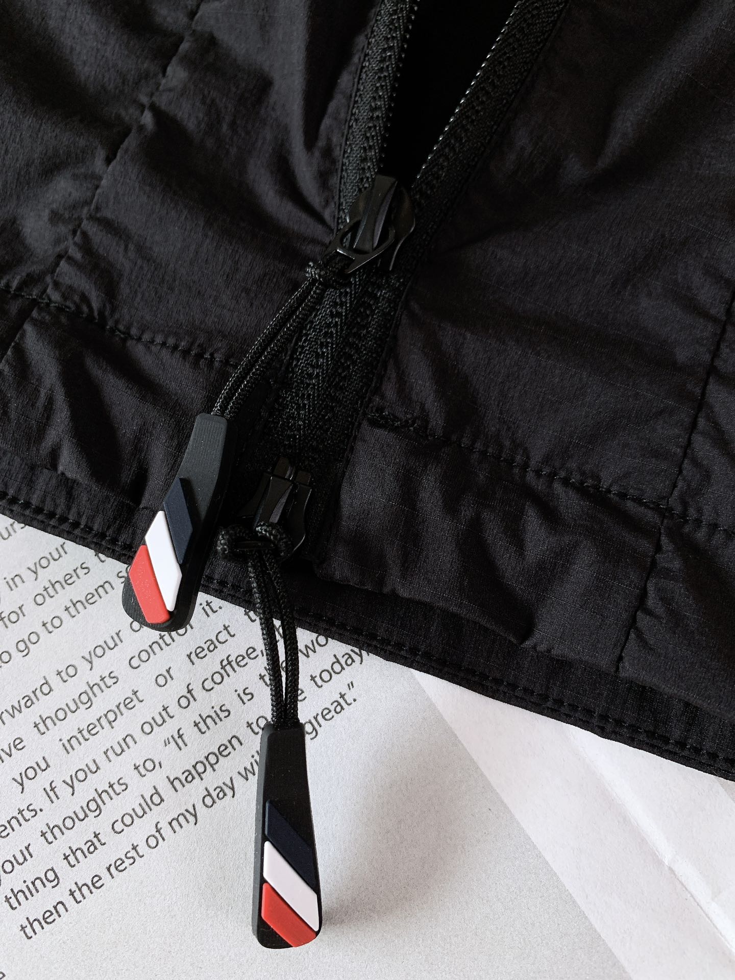 
Moncler 蒙口 2025SS早春新品 
看似简单，做工极其复杂的外套…..重磅户外夏季冲锋防晒服