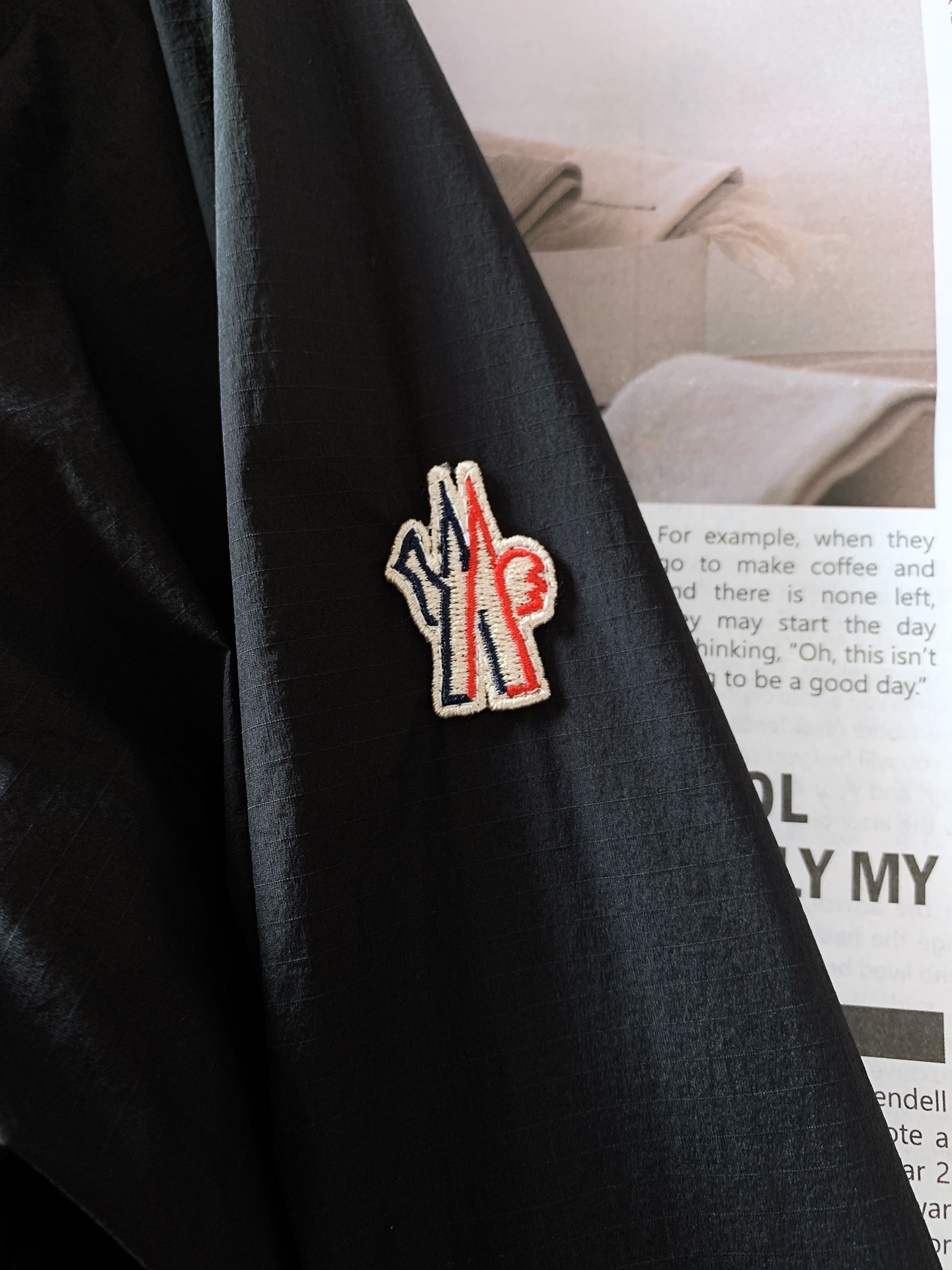 
Moncler 蒙口 2025SS早春新品 
看似简单，做工极其复杂的外套…..重磅户外夏季冲锋防晒服