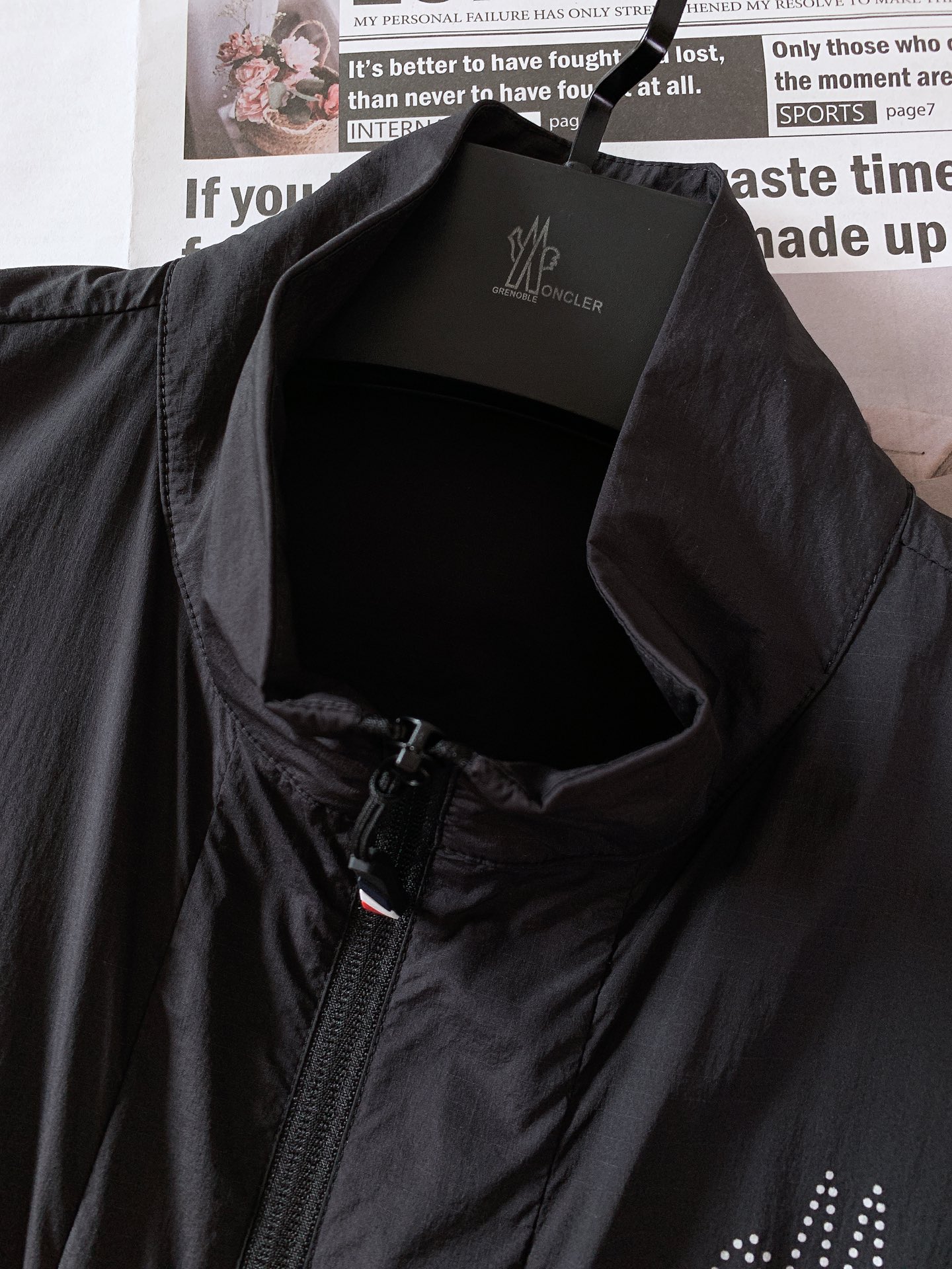 
Moncler 蒙口 2025SS早春新品 
看似简单，做工极其复杂的外套…..重磅户外夏季冲锋防晒服