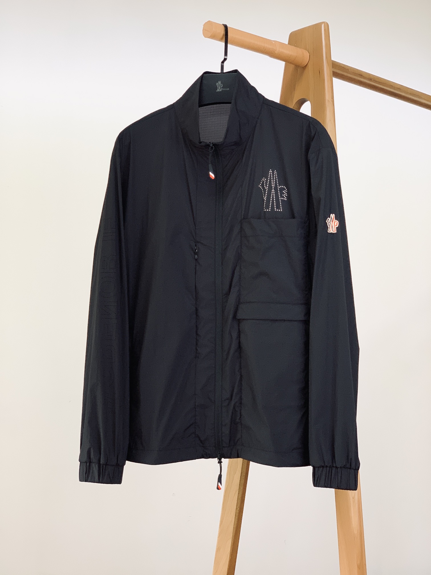 
Moncler 蒙口 2025SS早春新品 
看似简单，做工极其复杂的外套…..重磅户外夏季冲锋防晒服