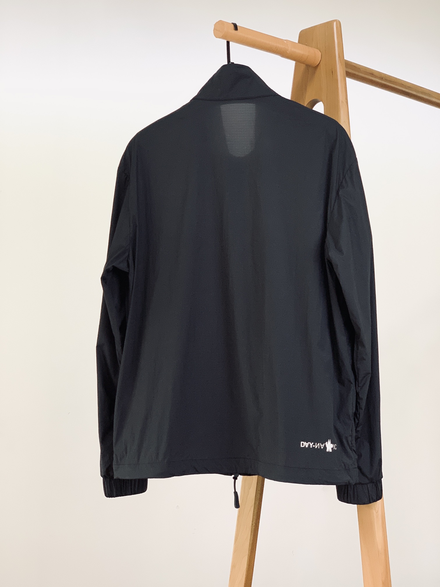 
Moncler 蒙口 2025SS早春新品 
看似简单，做工极其复杂的外套…..重磅户外夏季冲锋防晒服