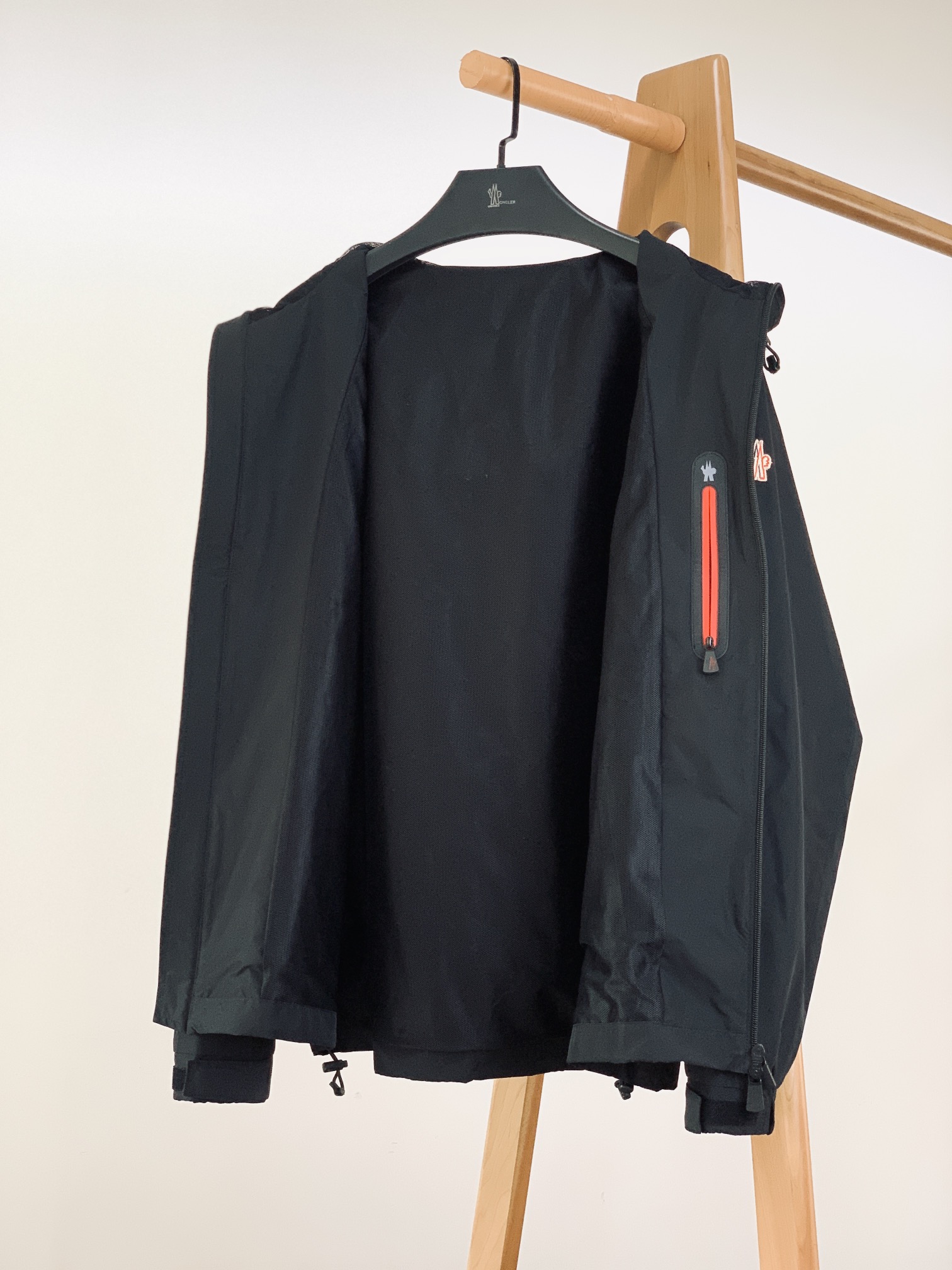 
Moncler 蒙口 2025SS早春新品 
看似简单，做工极其复杂的外套…..重磅户外夏季冲锋。复杂