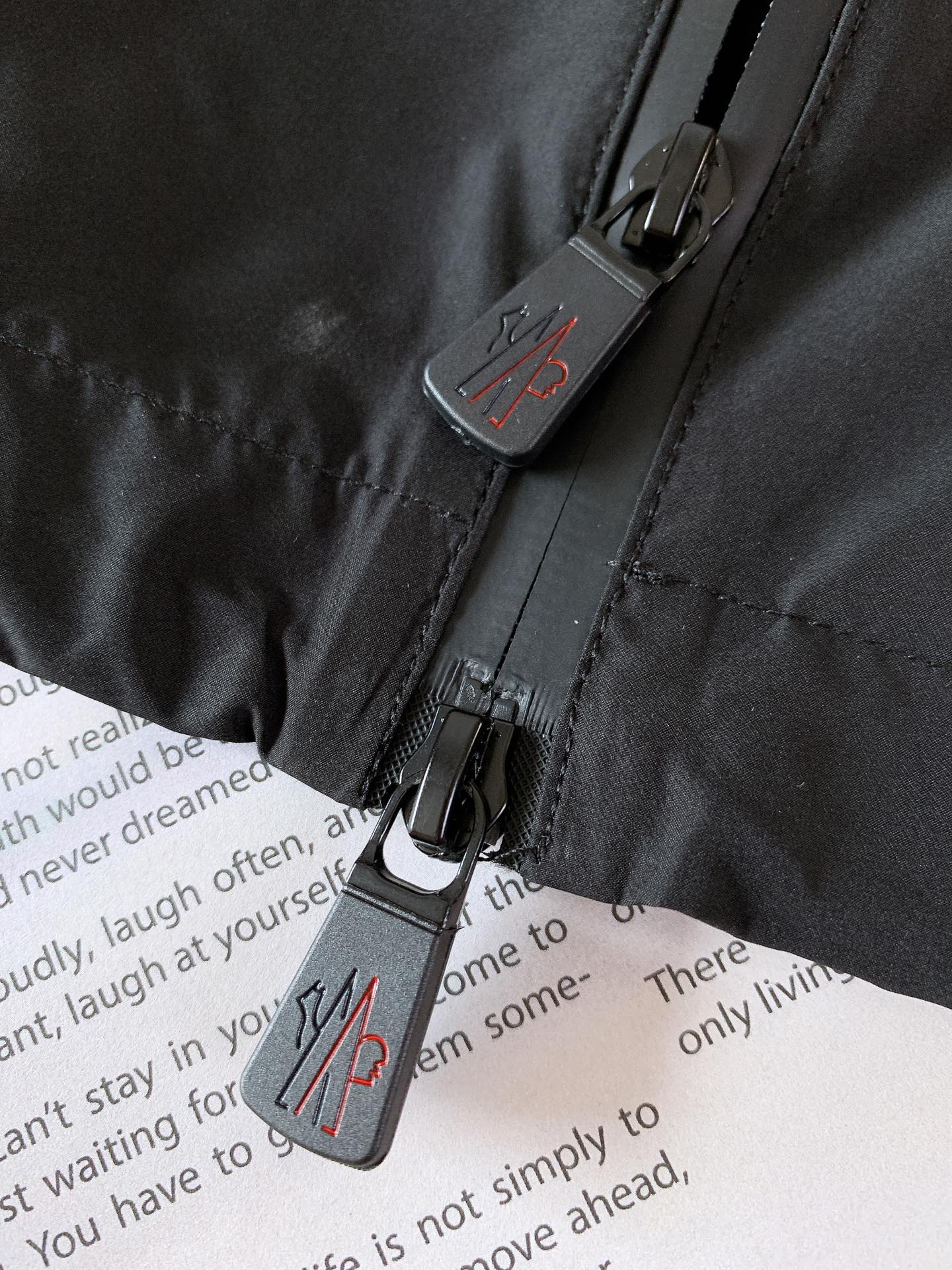
Moncler 蒙口 2025SS早春新品 
看似简单，做工极其复杂的外套…..重磅户外夏季冲锋。复杂