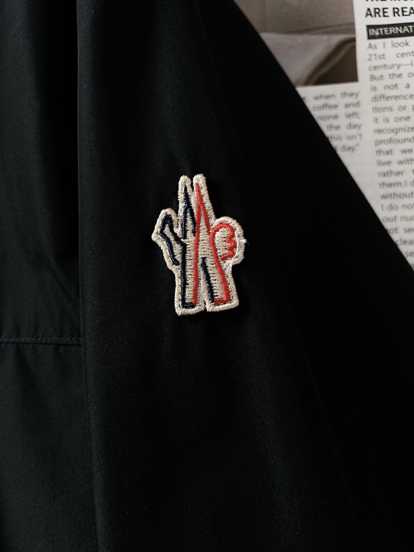 
Moncler 蒙口 2025SS早春新品 
看似简单，做工极其复杂的外套…..重磅户外夏季冲锋。复杂