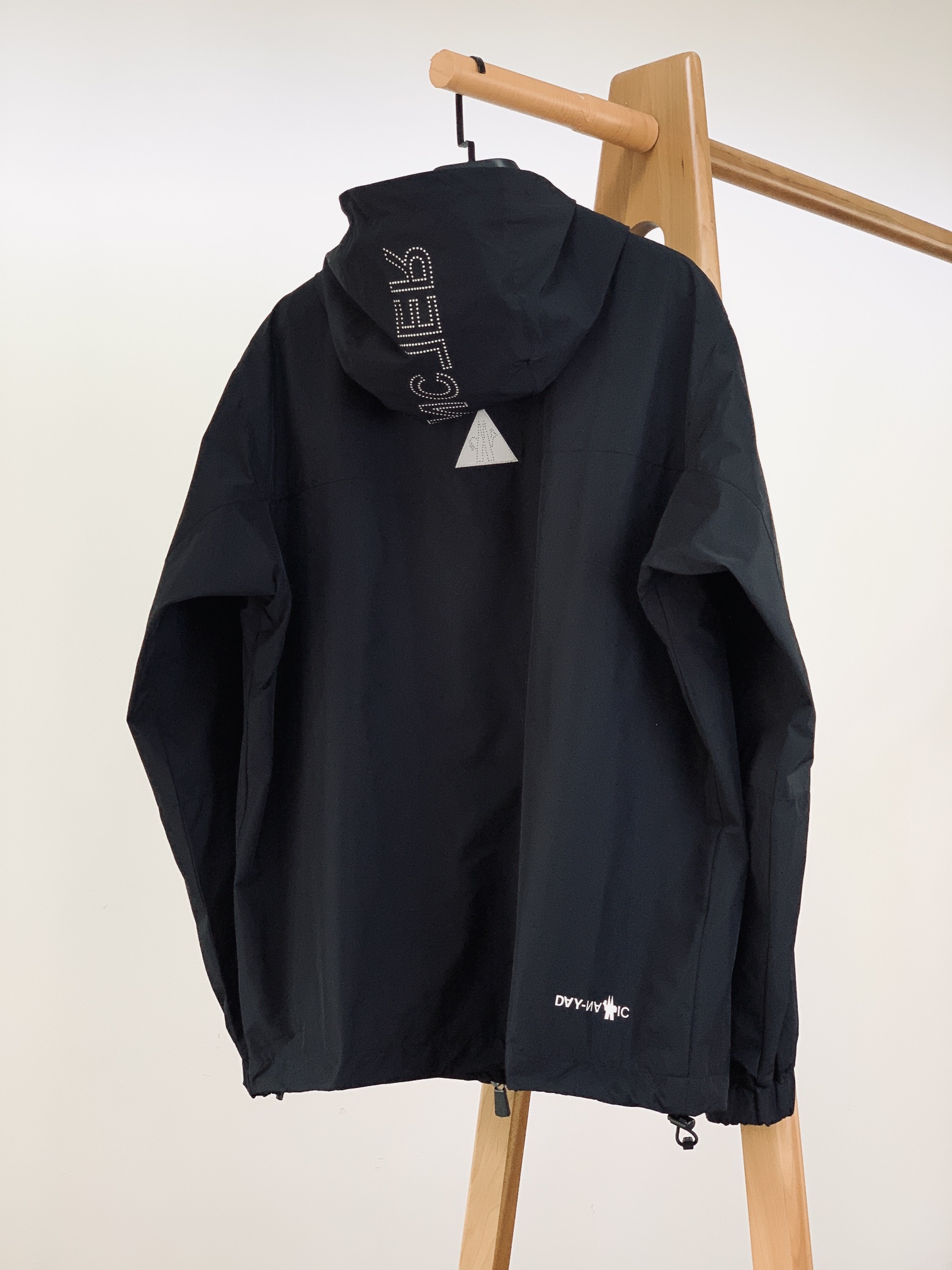 
Moncler 蒙口 2025SS早春新品 
看似简单，做工极其复杂的外套…..重磅户外夏季冲锋。复杂