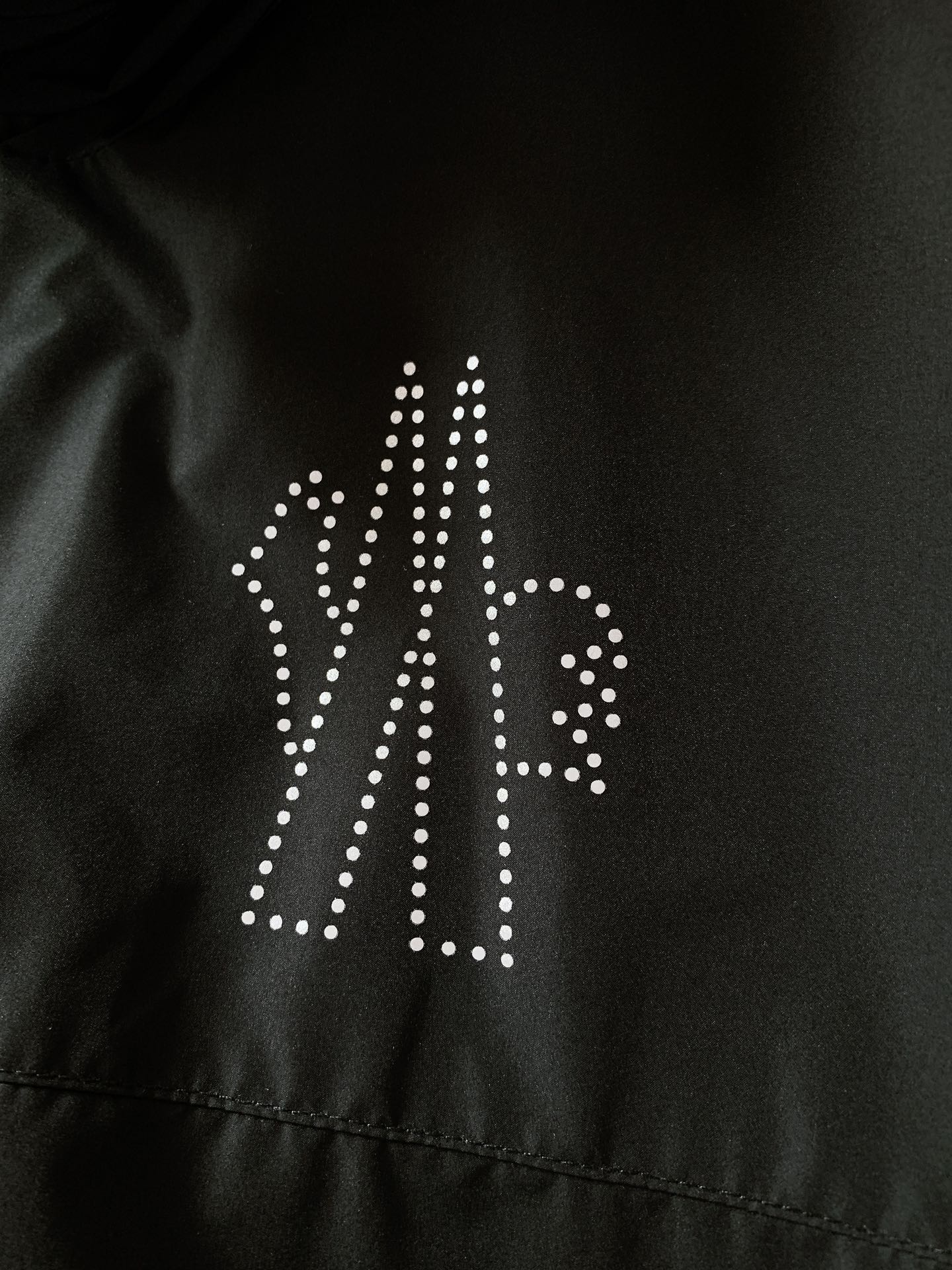 
Moncler 蒙口 2025SS早春新品 
看似简单，做工极其复杂的外套…..重磅户外夏季冲锋。复杂