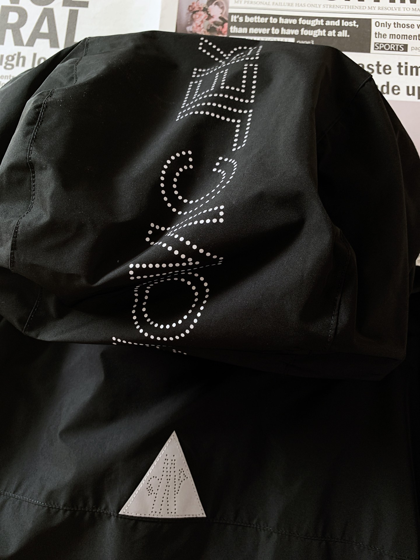
Moncler 蒙口 2025SS早春新品 
看似简单，做工极其复杂的外套…..重磅户外夏季冲锋。复杂