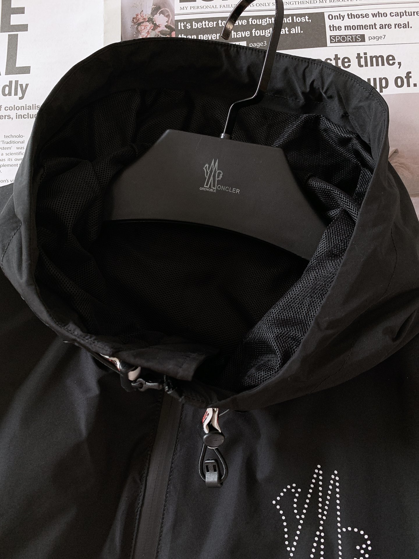 
Moncler 蒙口 2025SS早春新品 
看似简单，做工极其复杂的外套…..重磅户外夏季冲锋。复杂