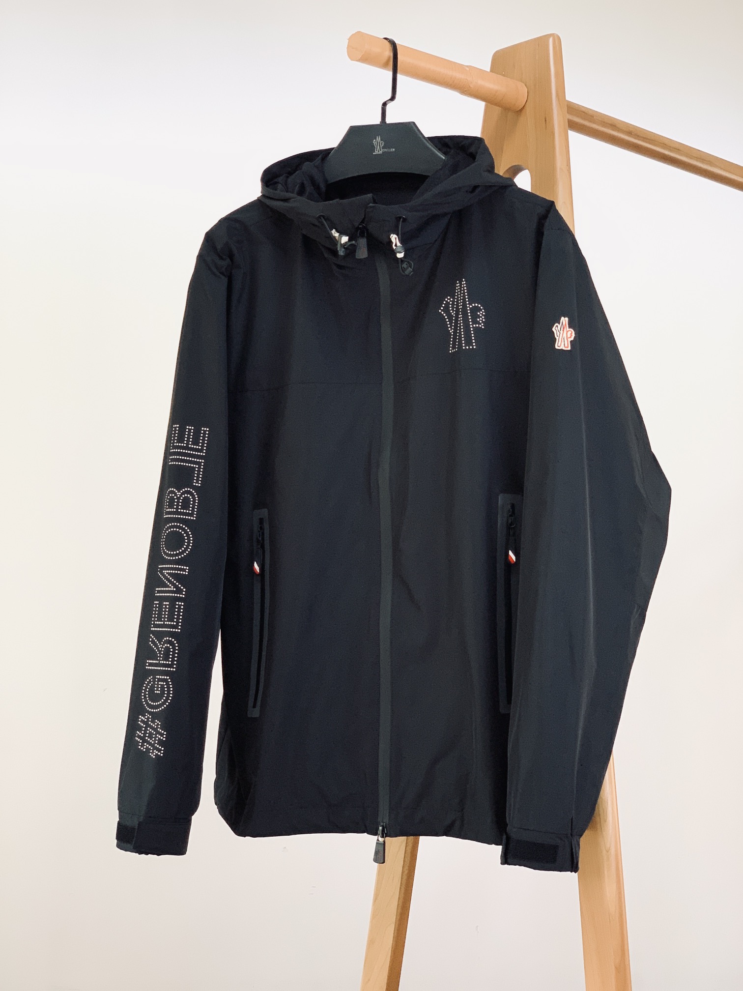 
Moncler 蒙口 2025SS早春新品 
看似简单，做工极其复杂的外套…..重磅户外夏季冲锋。复杂