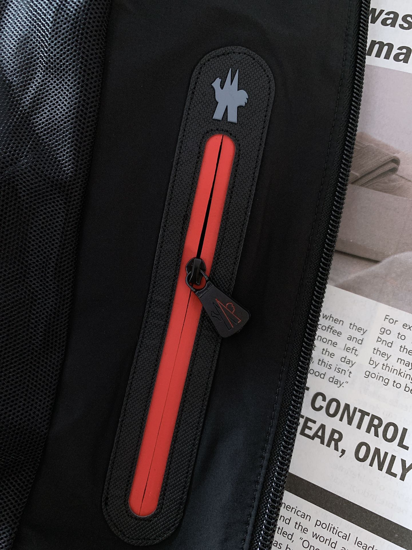 
Moncler 蒙口 2025SS早春新品 
看似简单，做工极其复杂的外套…..重磅户外夏季冲锋。复杂