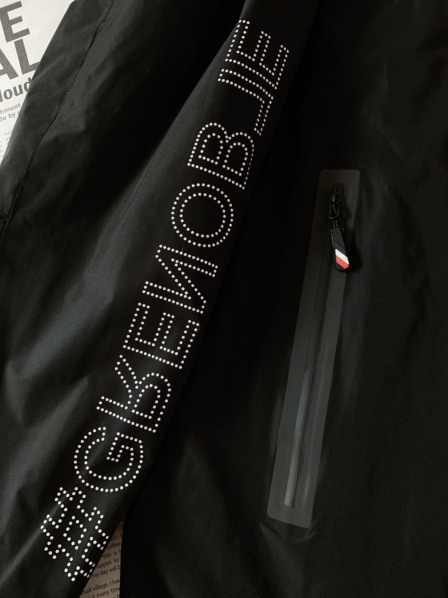 
Moncler 蒙口 2025SS早春新品 
看似简单，做工极其复杂的外套…..重磅户外夏季冲锋。复杂