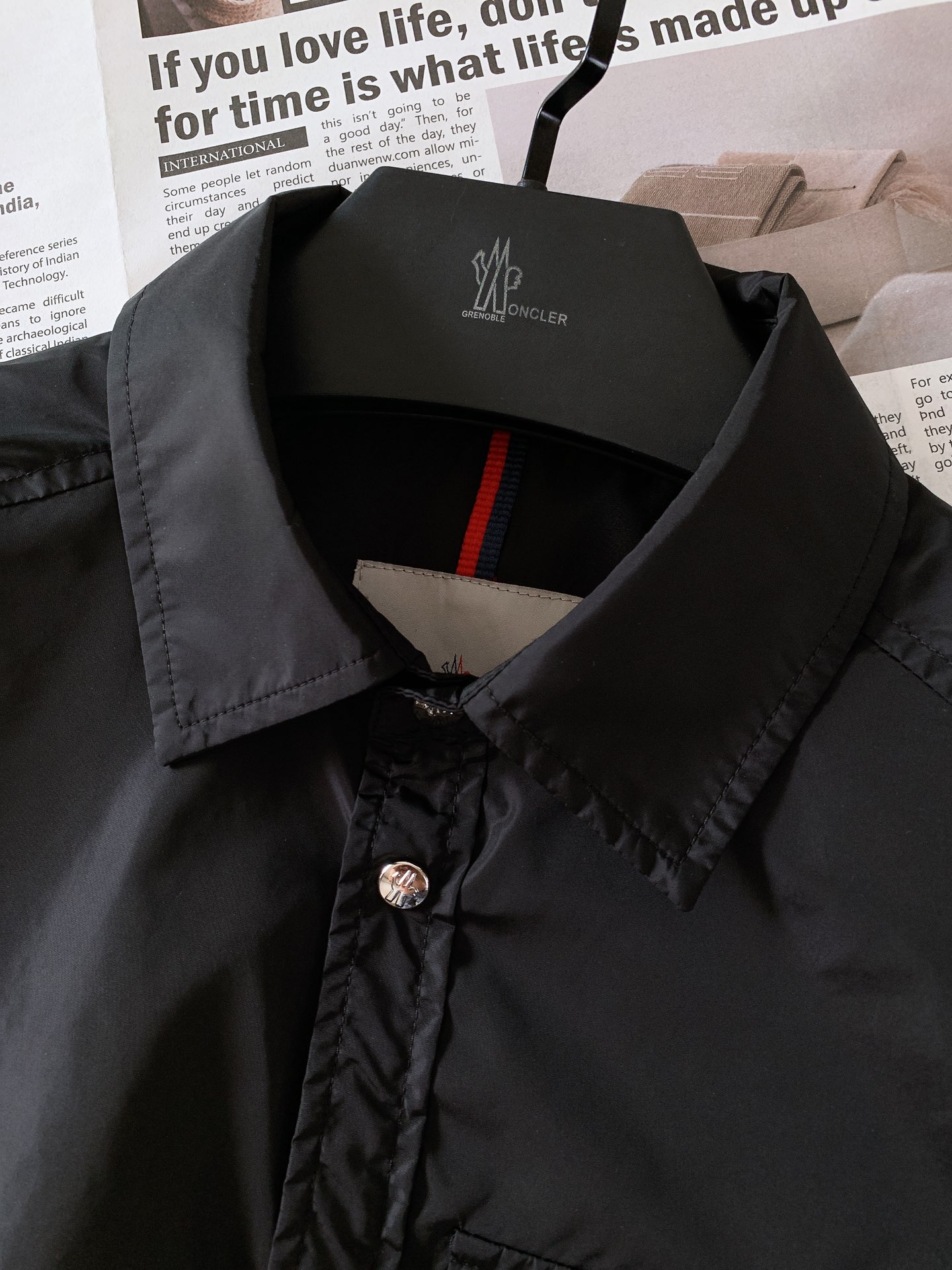 
Moncler 蒙口 2025SS早春新品 
看似简单，做工极其复杂的外套…..重磅户外夏季冲锋。复杂