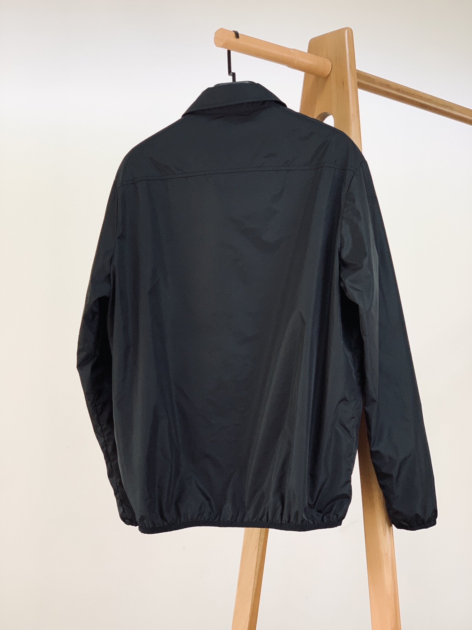
Moncler 蒙口 2025SS早春新品 
看似简单，做工极其复杂的外套…..重磅户外夏季冲锋。复杂