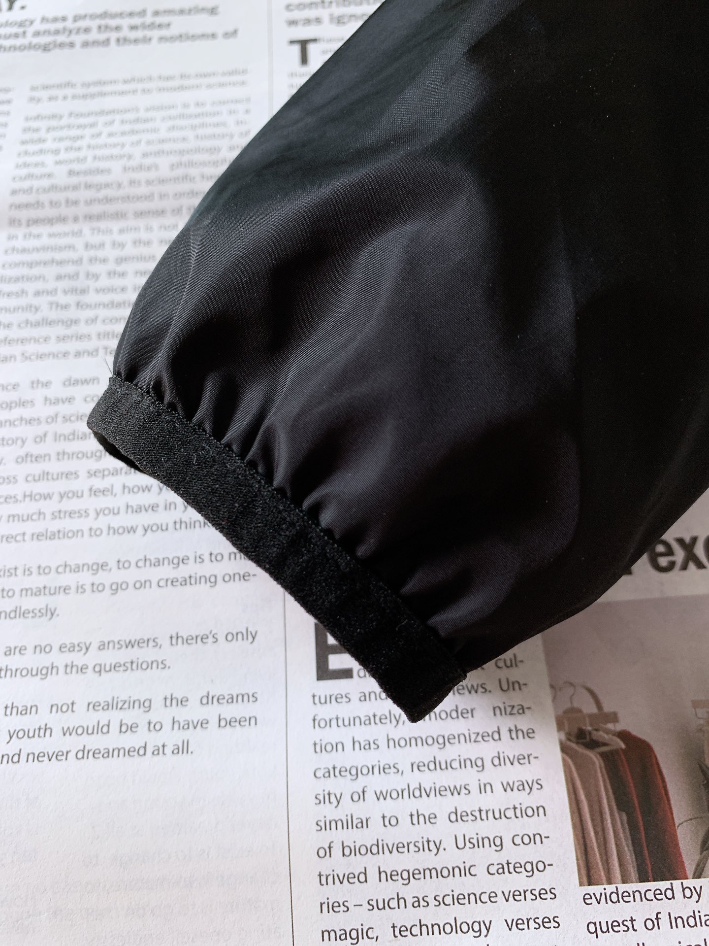 
Moncler 蒙口 2025SS早春新品 
看似简单，做工极其复杂的外套…..重磅户外夏季冲锋。复杂