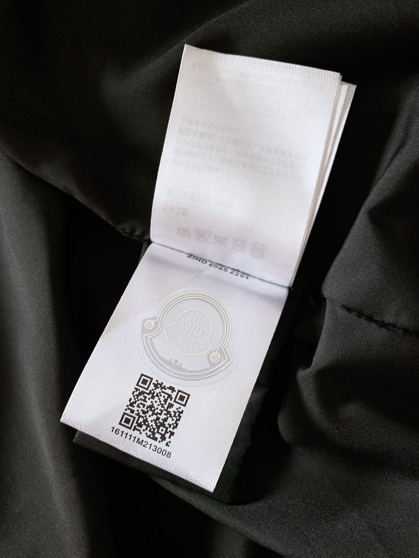 
Moncler 蒙口 2025SS早春新品 
看似简单，做工极其复杂的外套…..重磅户外夏季冲锋。复杂