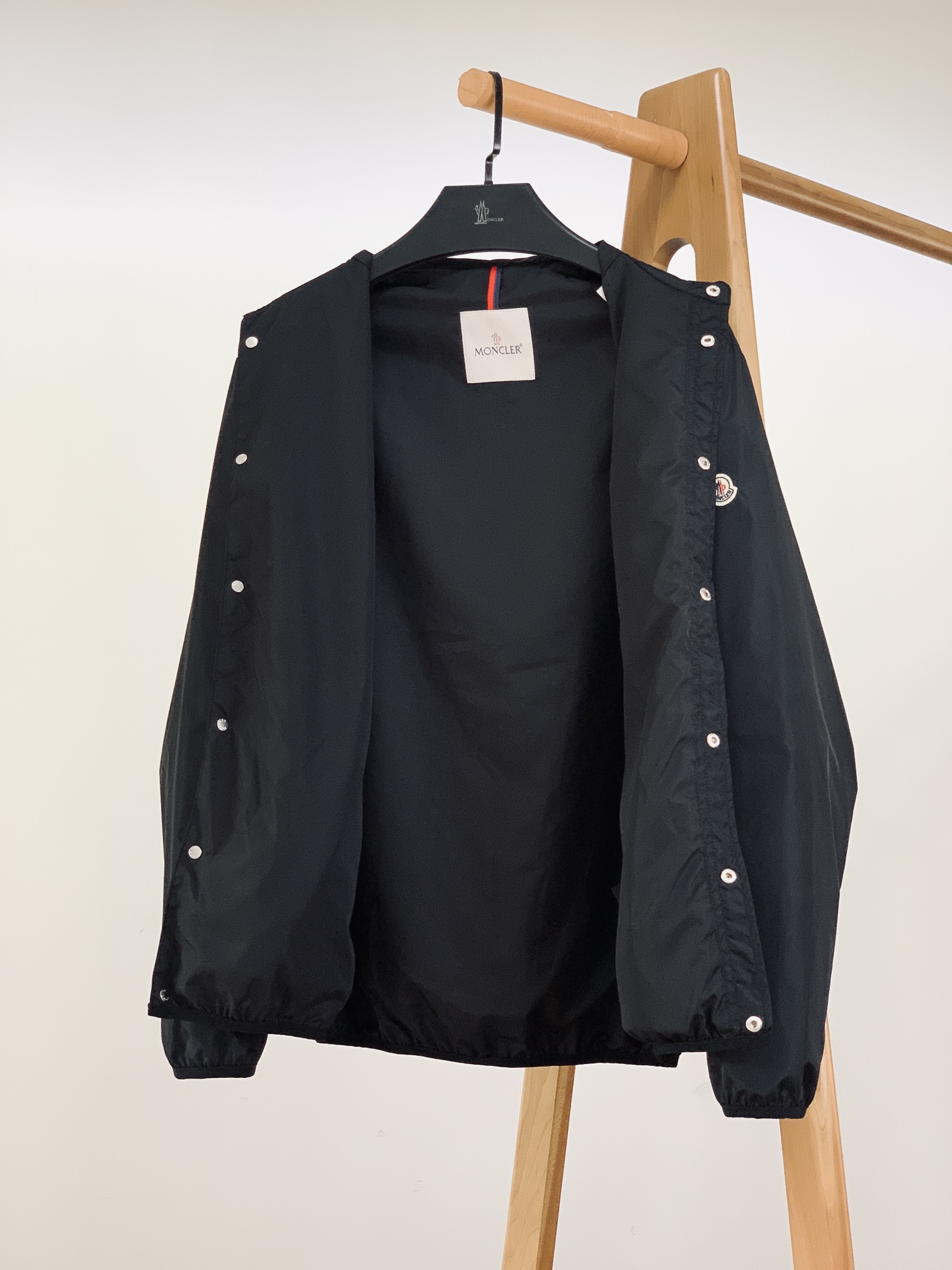 
Moncler 蒙口 2025SS早春新品 
看似简单，做工极其复杂的外套…..重磅户外夏季冲锋。复杂