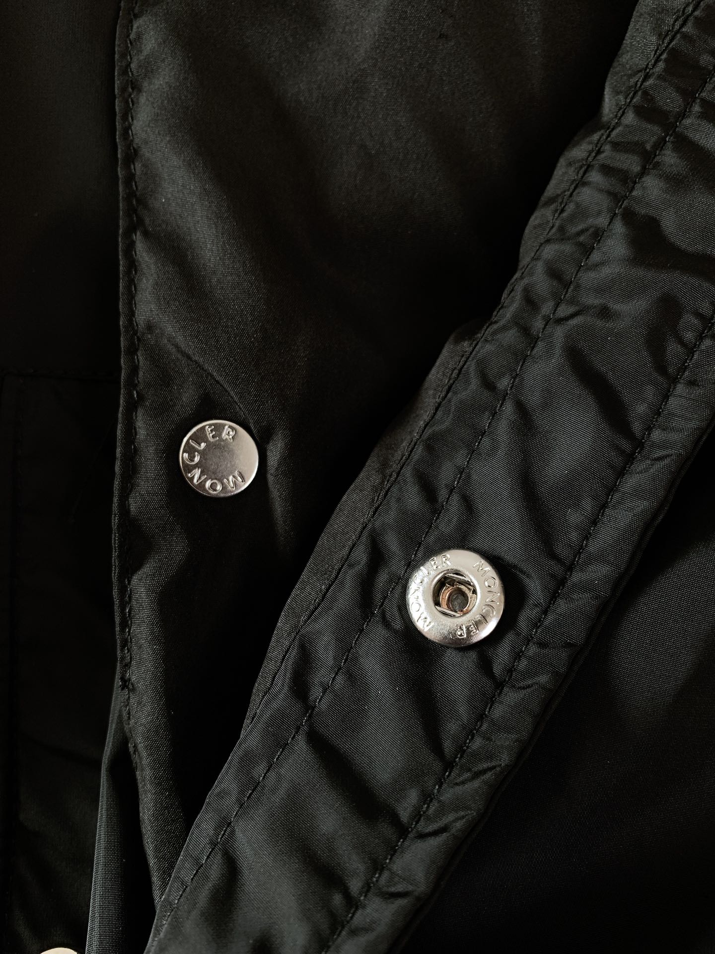 
Moncler 蒙口 2025SS早春新品 
看似简单，做工极其复杂的外套…..重磅户外夏季冲锋。复杂