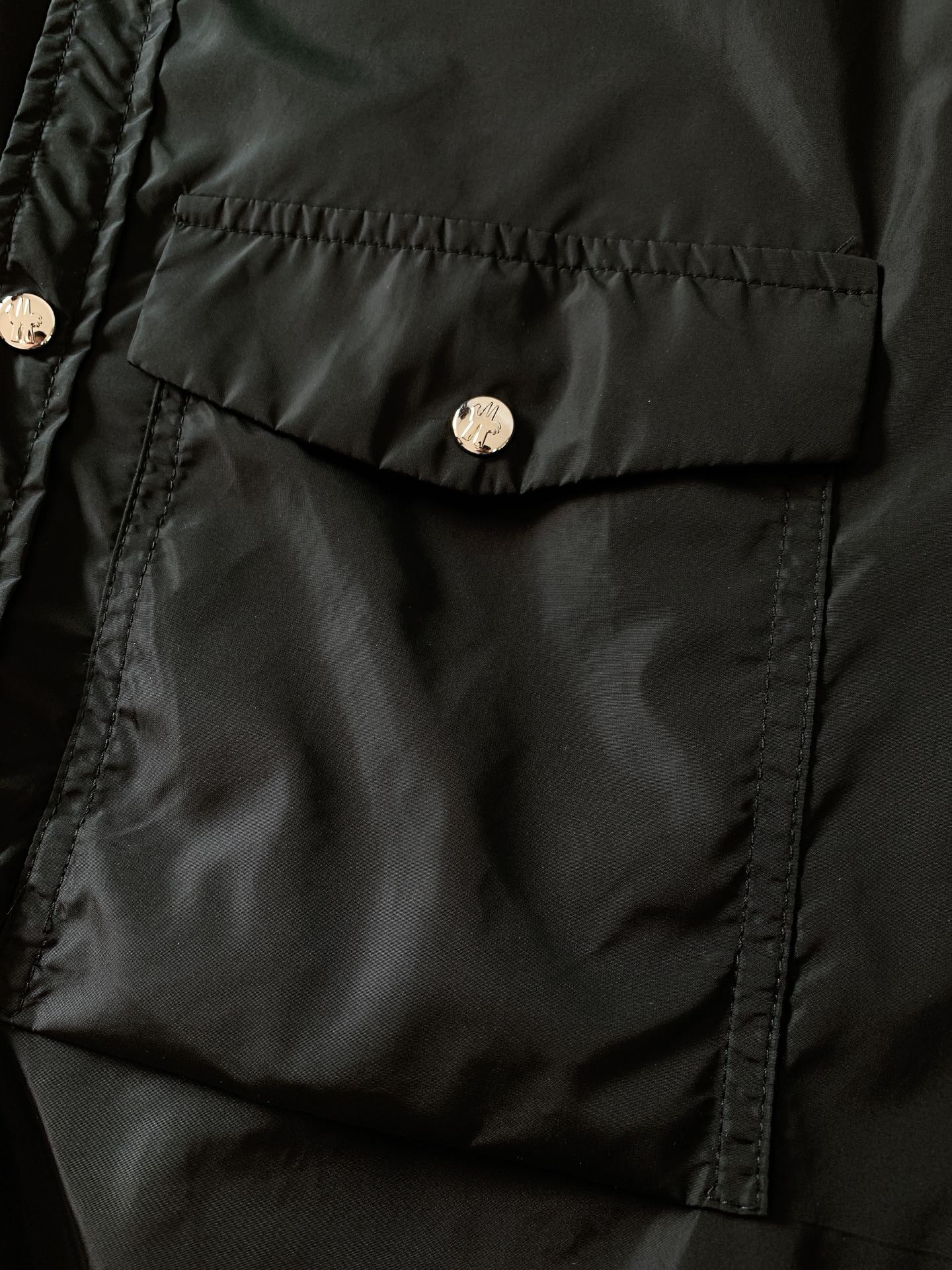 
Moncler 蒙口 2025SS早春新品 
看似简单，做工极其复杂的外套…..重磅户外夏季冲锋。复杂
