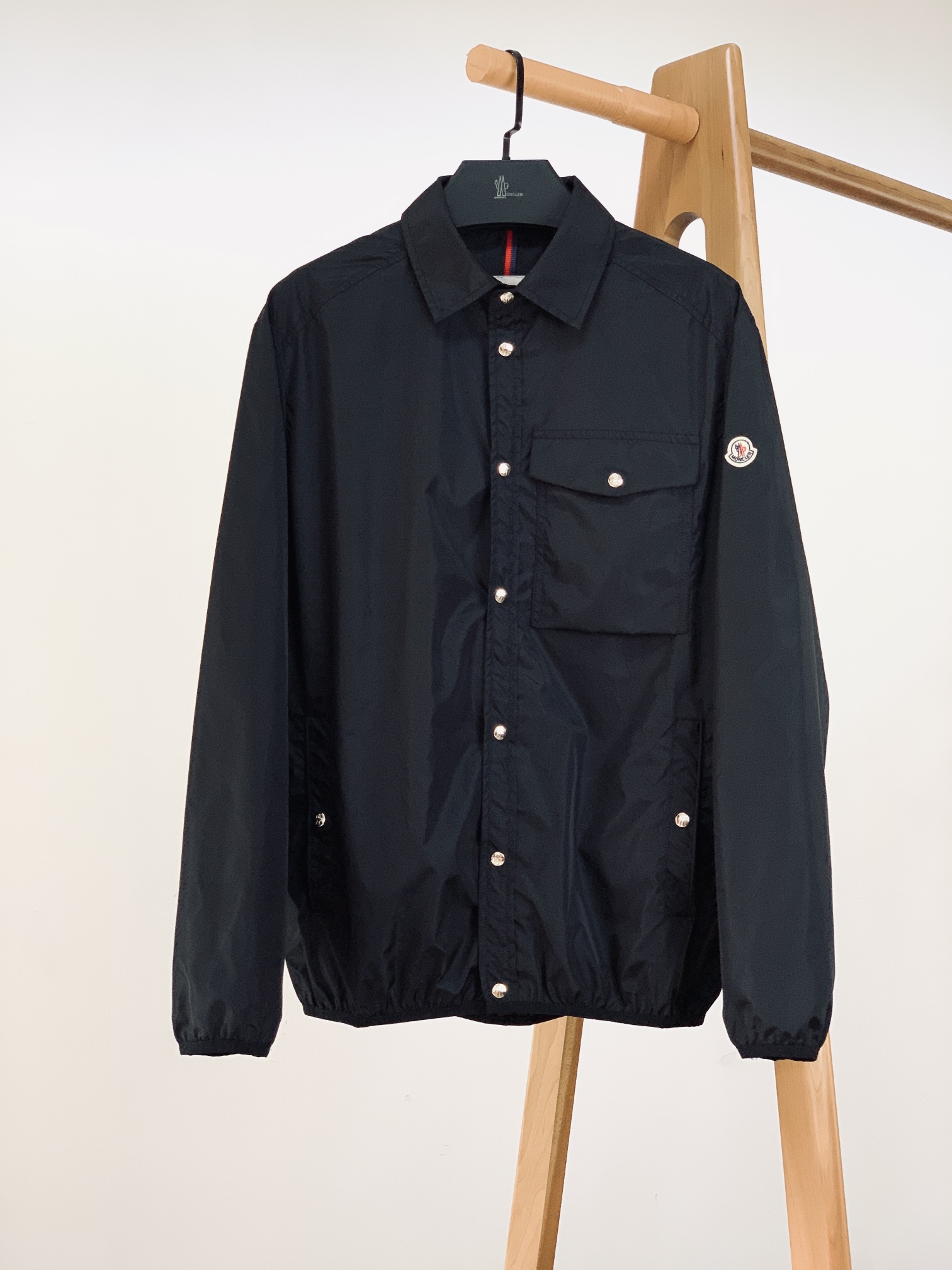
Moncler 蒙口 2025SS早春新品 
看似简单，做工极其复杂的外套…..重磅户外夏季冲锋。复杂