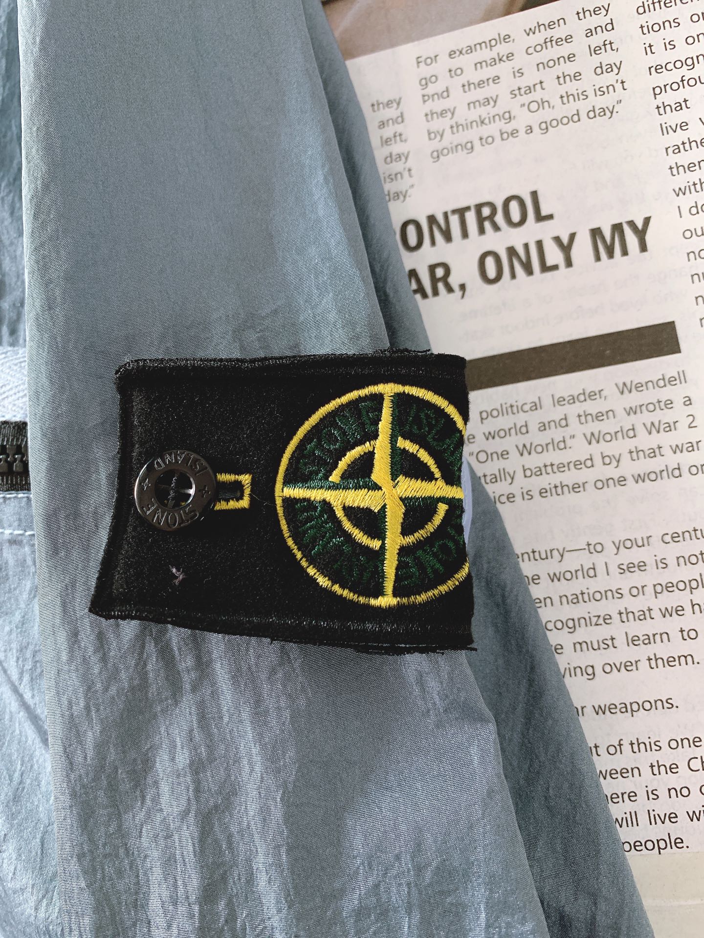 
Stone Island 石头岛  新款Nylon Meta 系列金属尼龙臂章袖标长袖拉链胸带夹克防晒