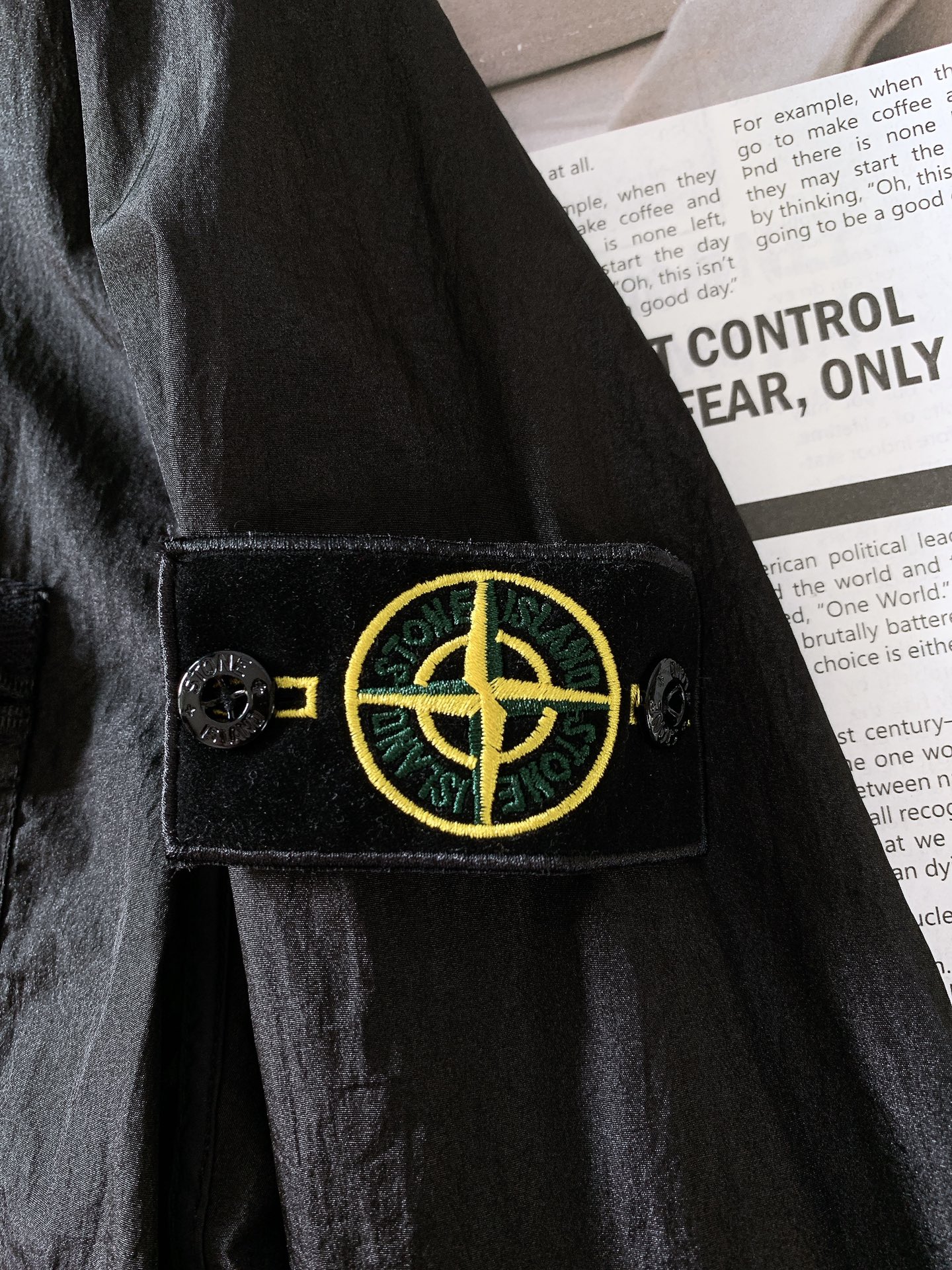 
Stone Island 石头岛  新款Nylon Meta 系列金属尼龙臂章袖标长袖拉链胸带夹克防晒