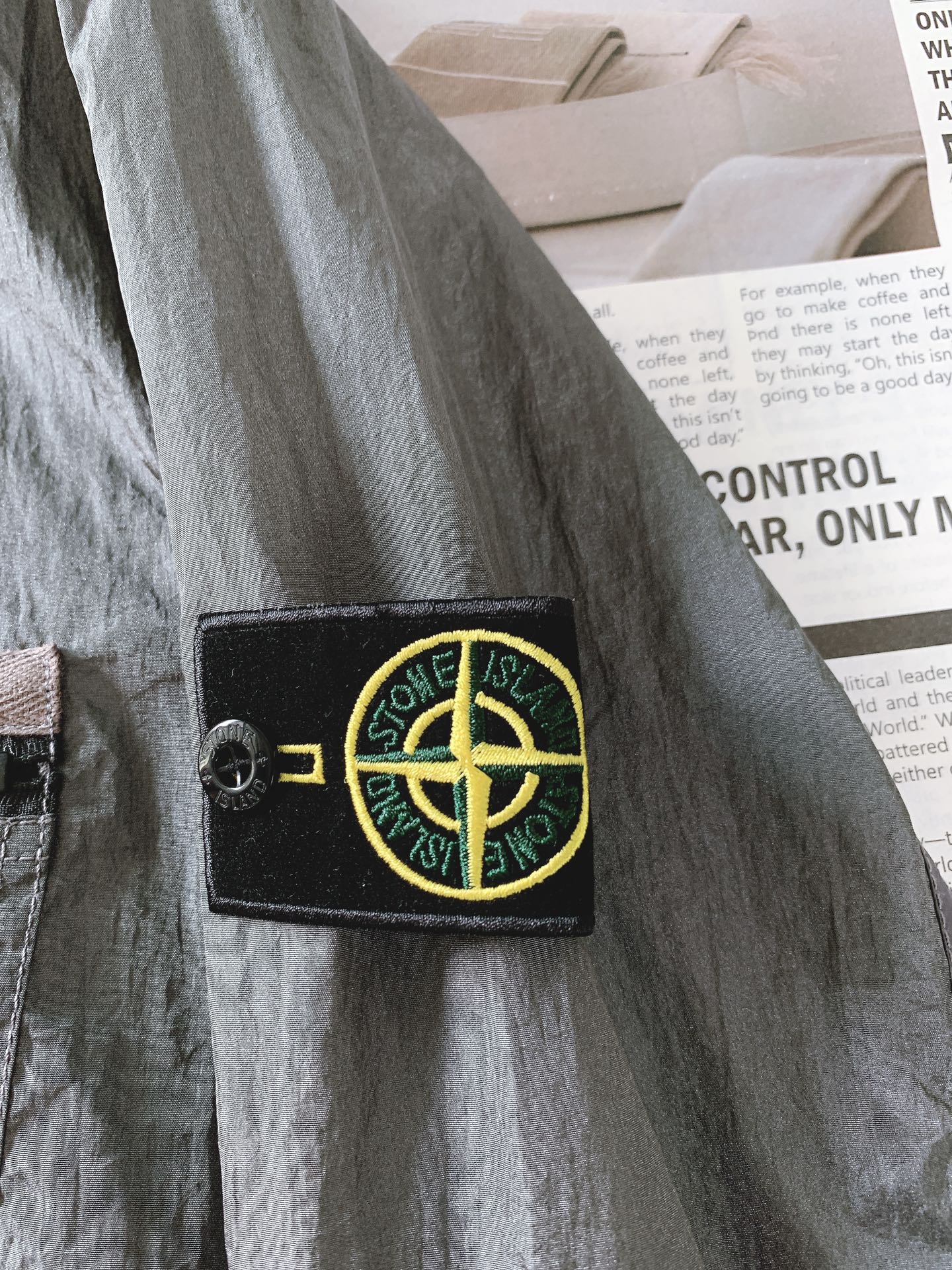 
Stone Island 石头岛  新款Nylon Meta 系列金属尼龙臂章袖标长袖拉链胸带夹克防晒