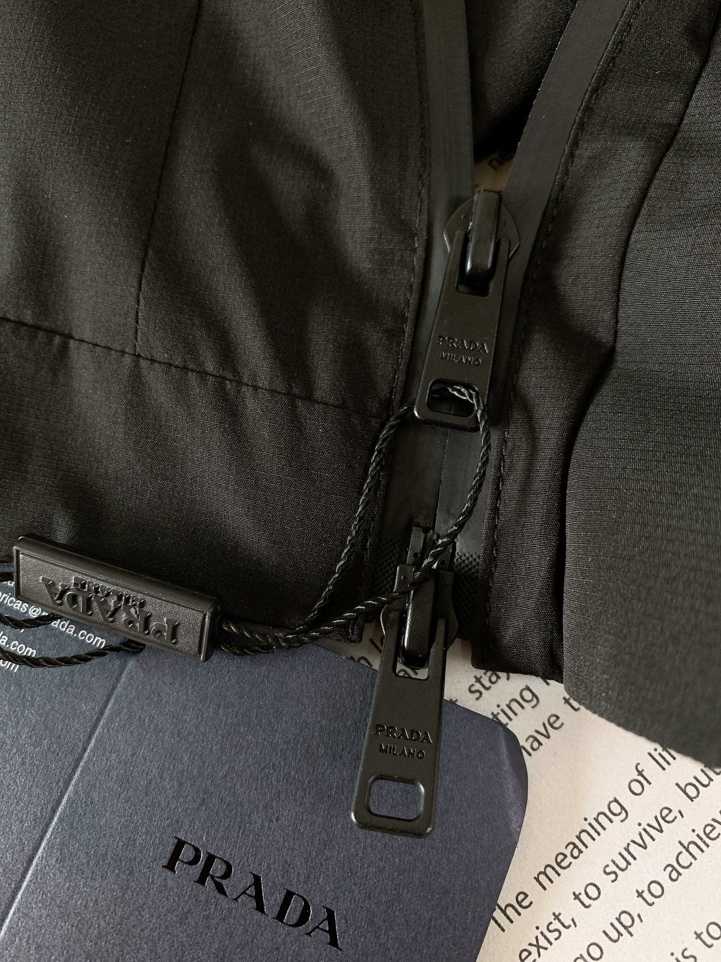 Prada 普拉达 2025SS早春新品
最新 马甲 外贸工厂代工。基础款马甲!,原版面料,舒适,
